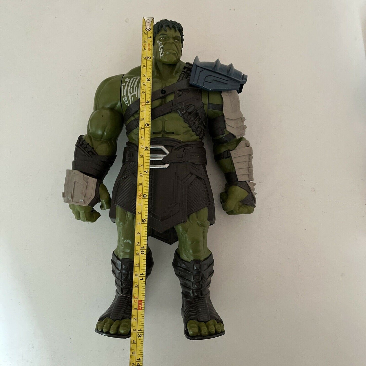 Marvel Avengers Ragnarok Hulk 34cm Tall Action Figure