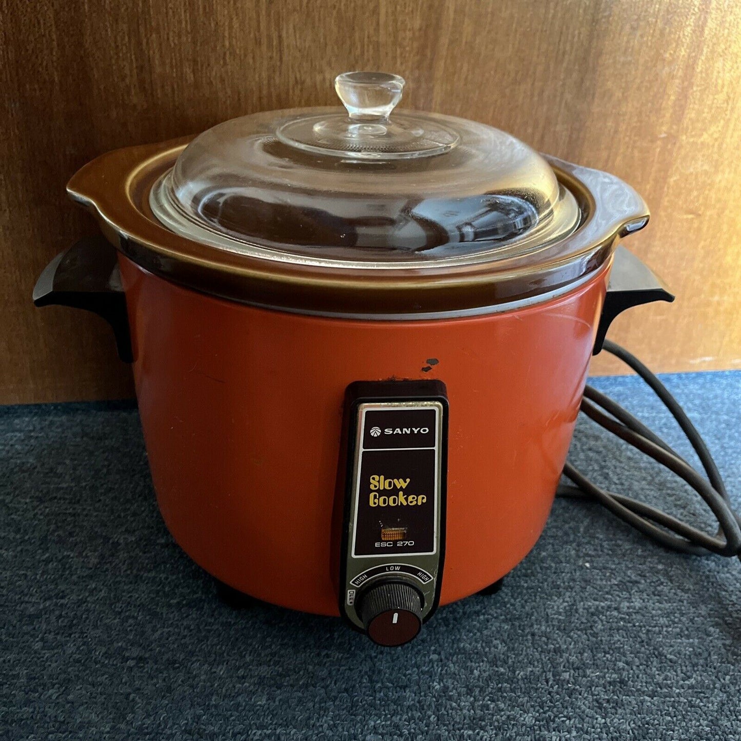 Vintage Sanyo Slow Cooker ESC 270 Made in Japan with Ceramic Pottery. Good cond.