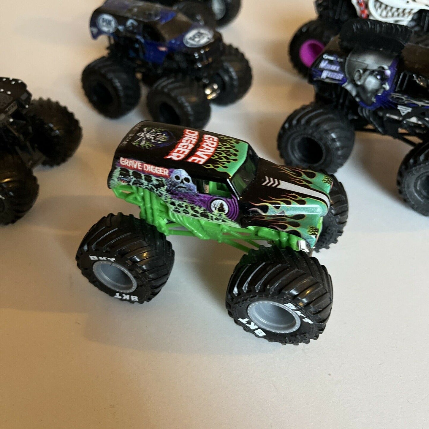 6x Hot Wheels Monster Jam Trucks - Grave Digger, Maxo, Zombie, Monster Mutt