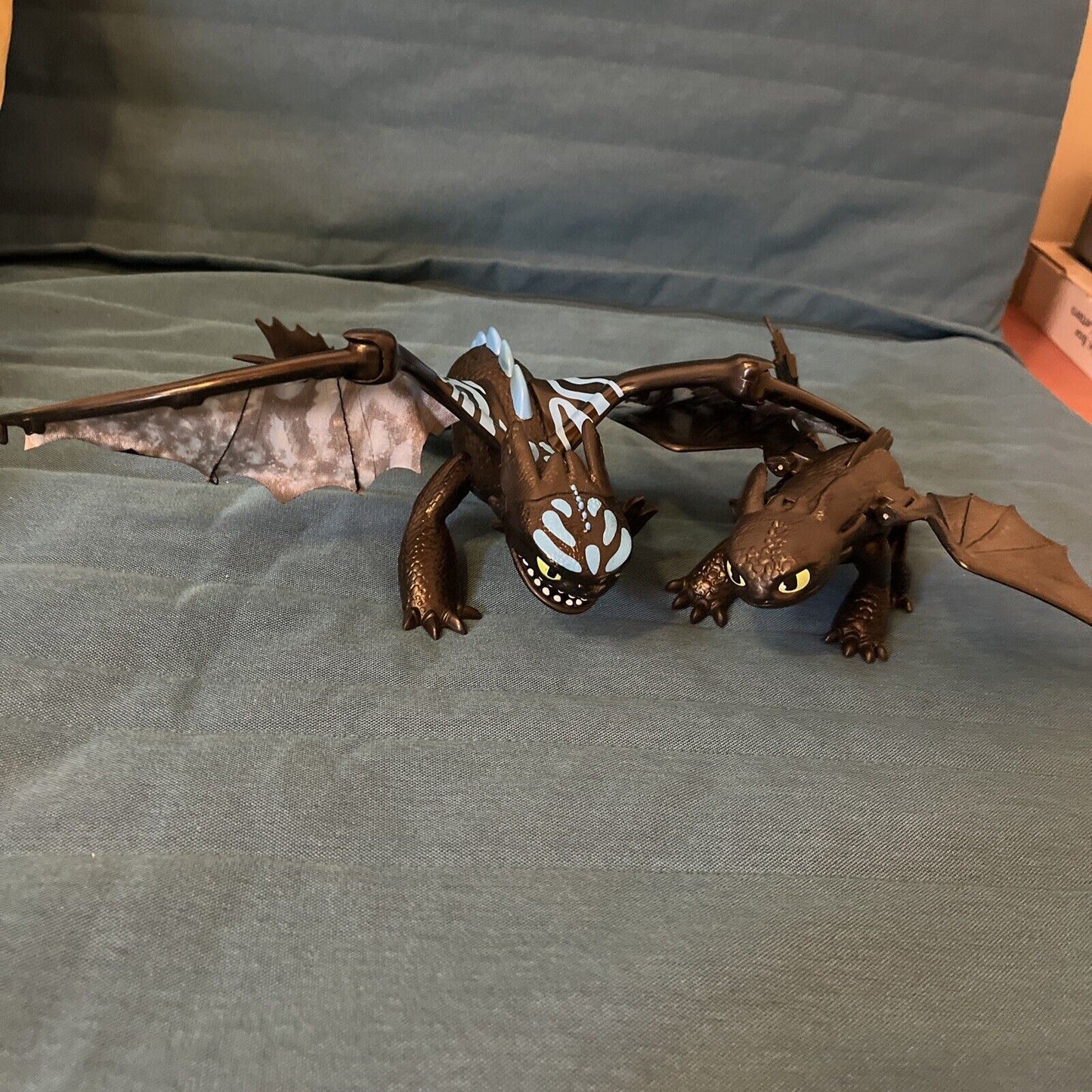 2x Lot Dragons Deluxe Toothless How to train your Dragon figure