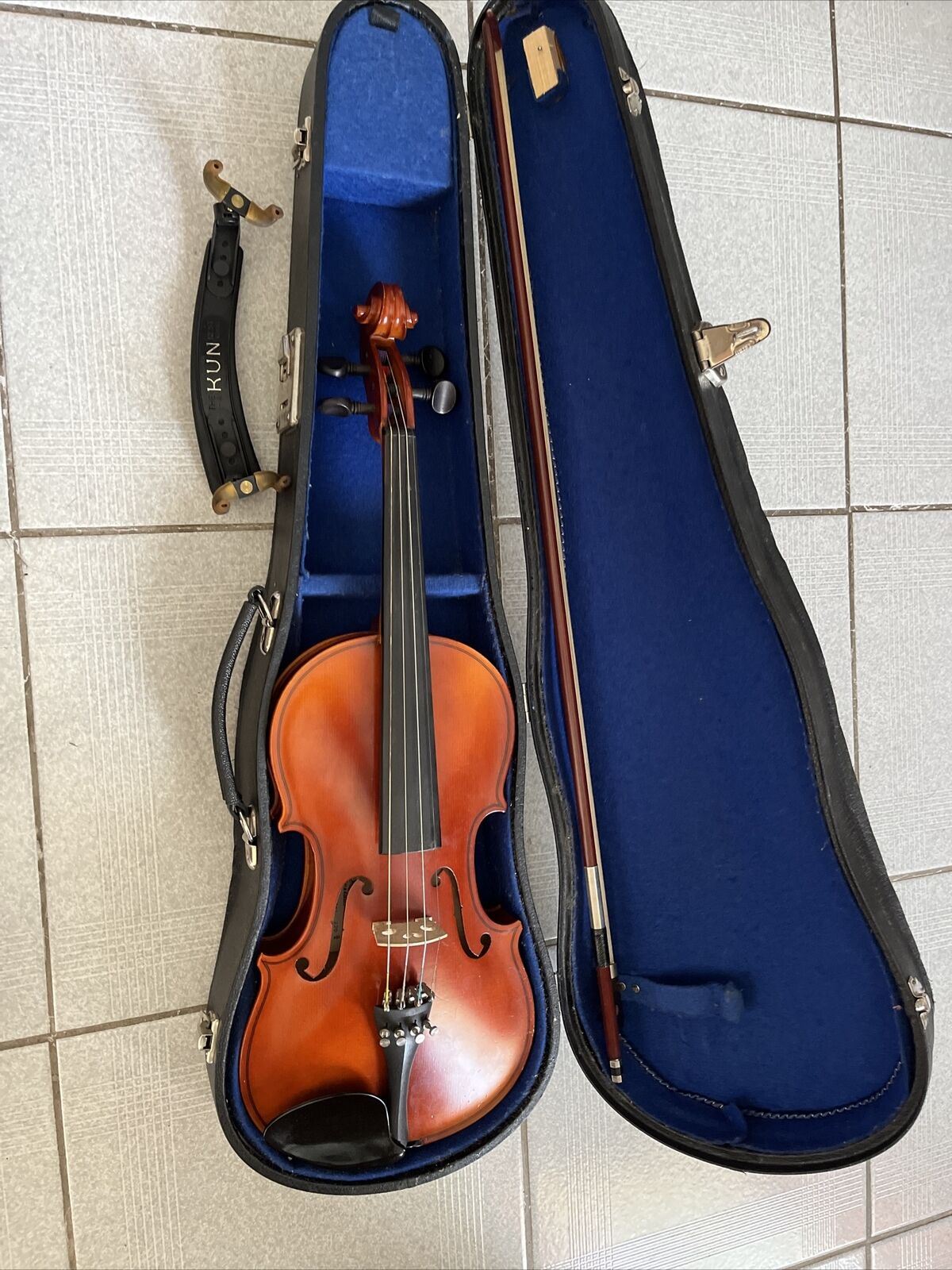 Corrado Stradivarius model 220 3/4 Violin with Chin Rest, Bow and Case