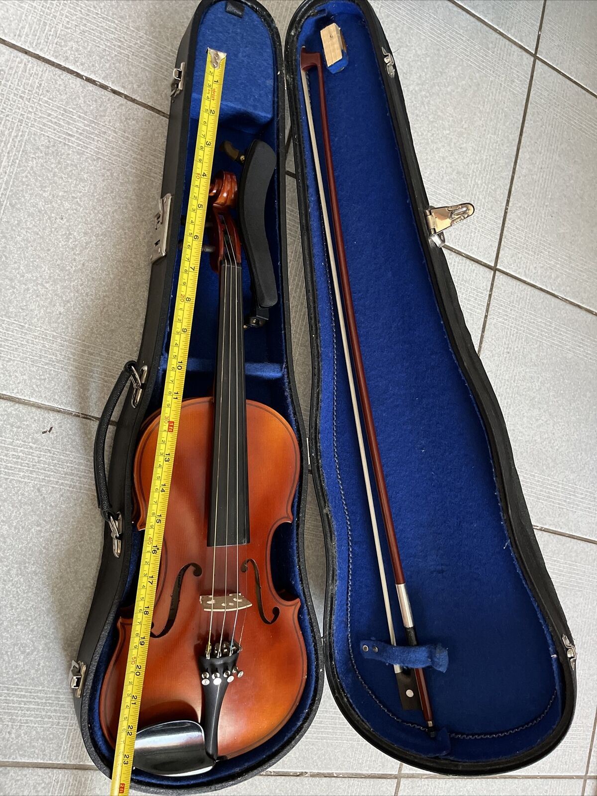 Corrado Stradivarius model 220 3/4 Violin with Chin Rest, Bow and Case