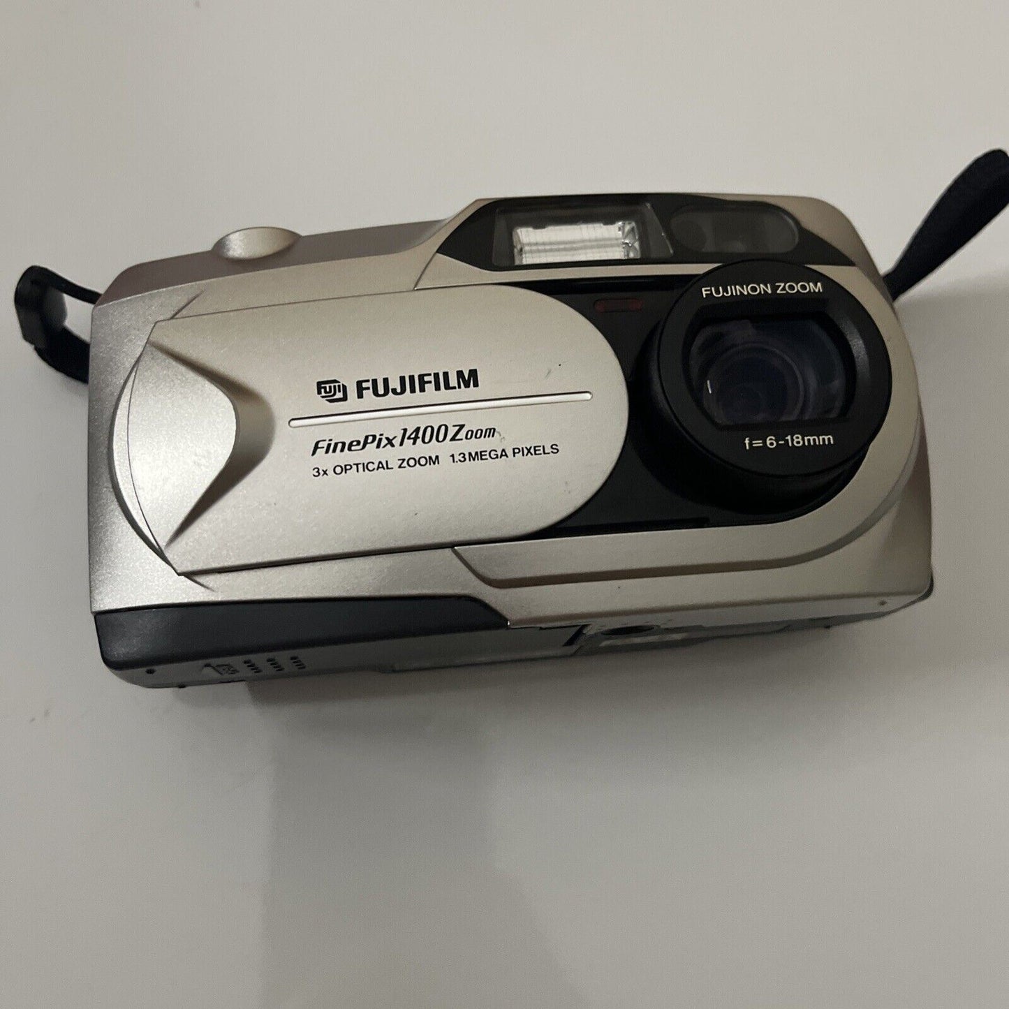 Vintage Fujifilm Finepix 1400 Z Zoom Digital Film Camera 1.3 MP 3x Zoom