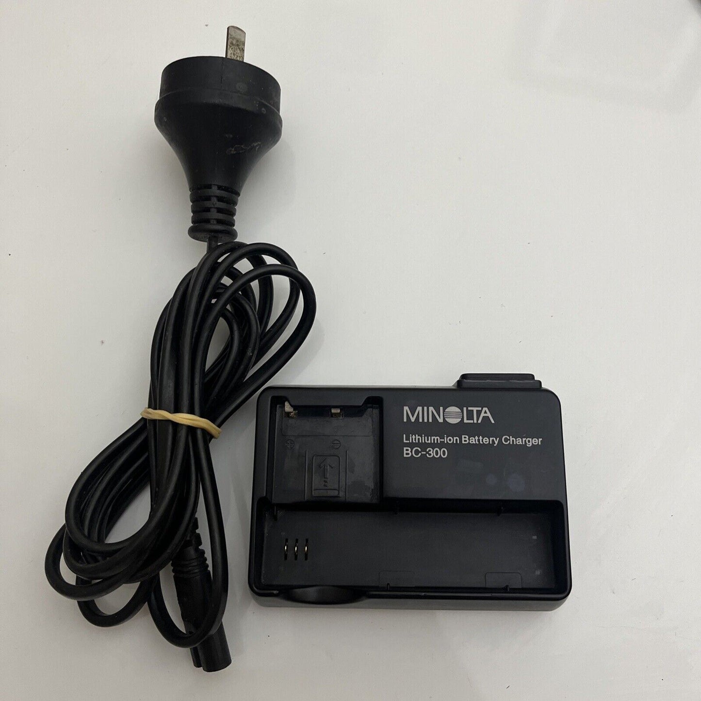 Genuine Minolta BC-300 Battery Charger for Dimage X, Xi, Xt, NP-200 Battery