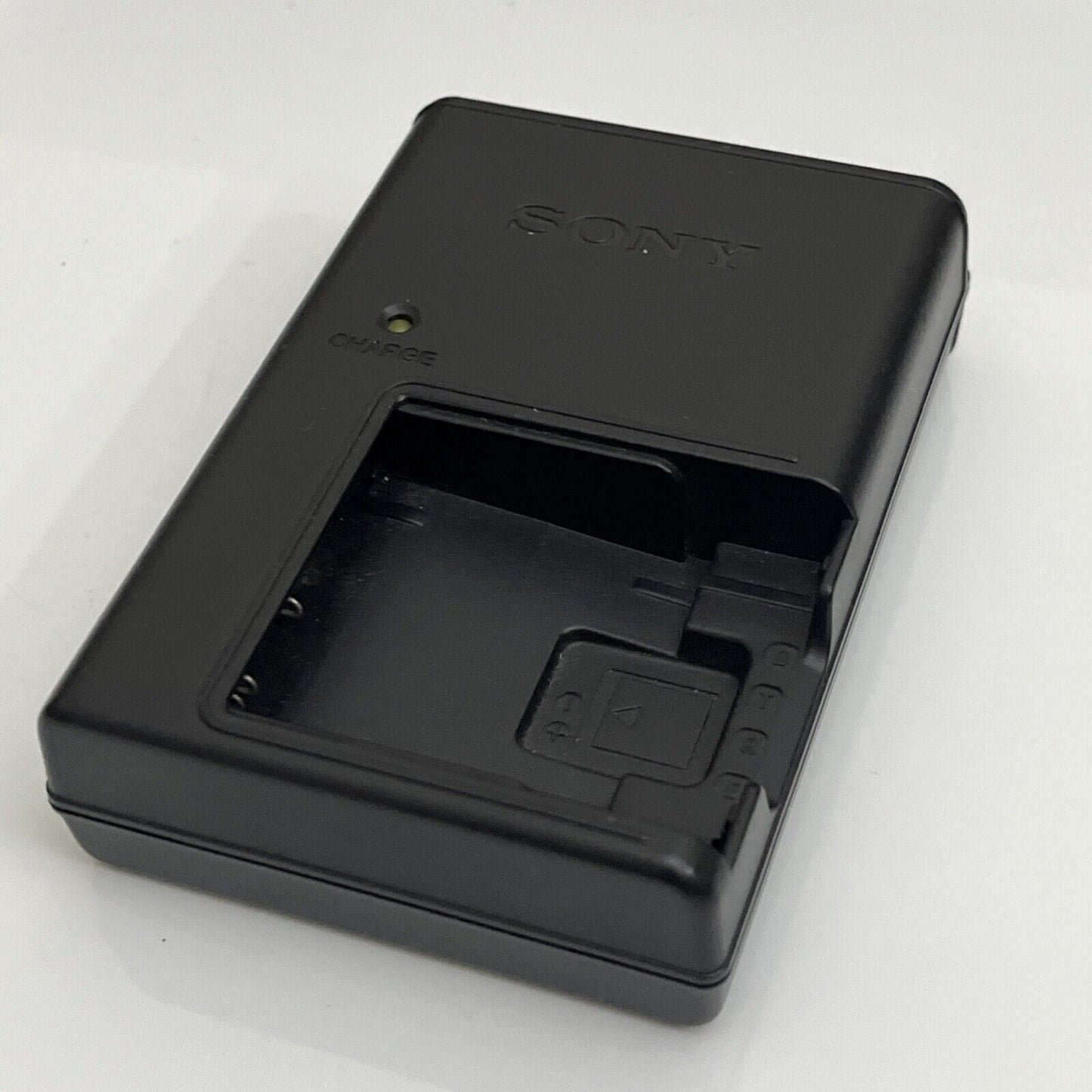Genuine Sony BC-CSD Battery Charger 100-240V Output: 4.2V 0.33A NP-BD1  NP-FD