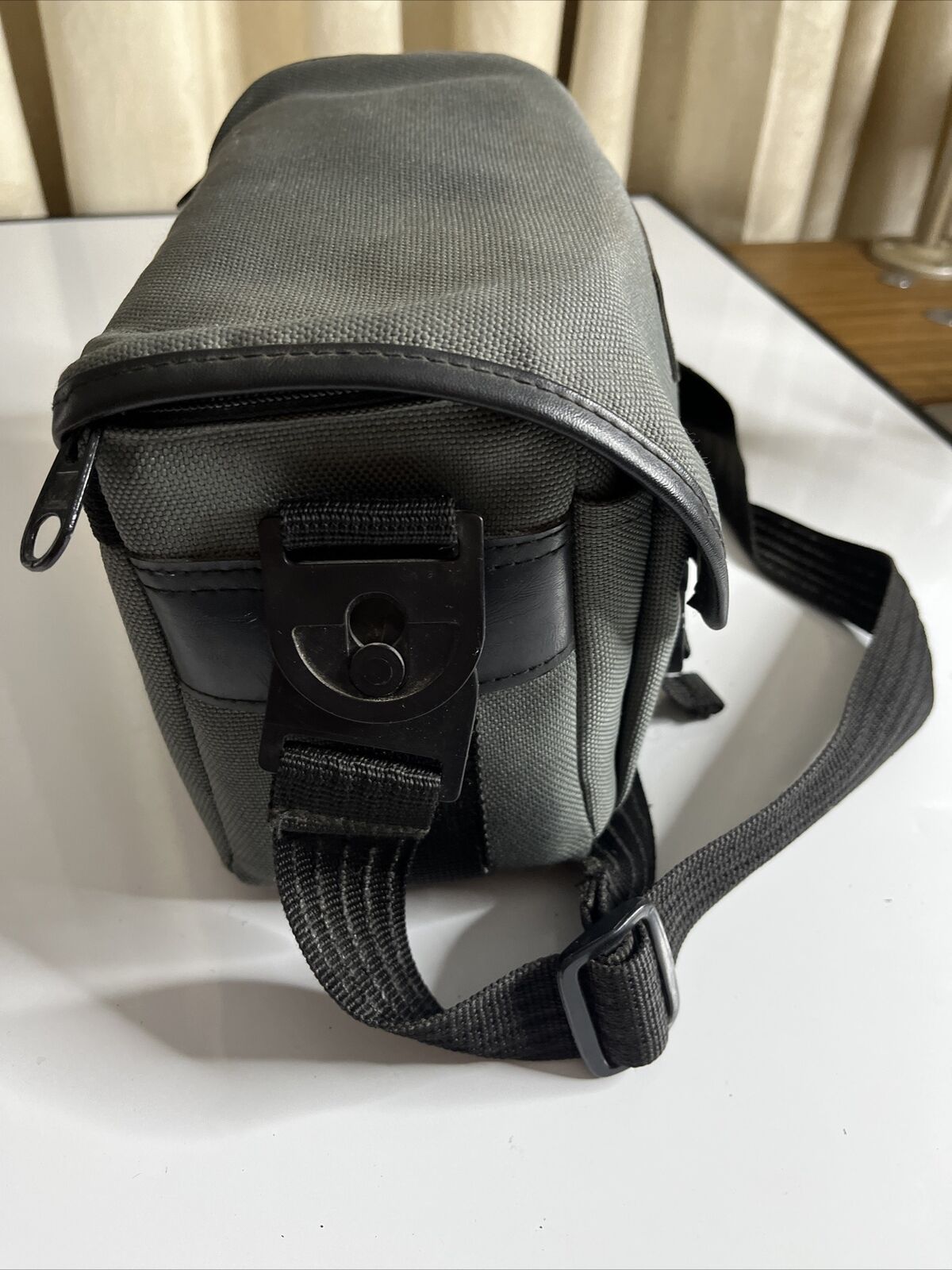 Focal Camera Shoulder Bag with Shoulder Strap 22 x 7 x 15 cm