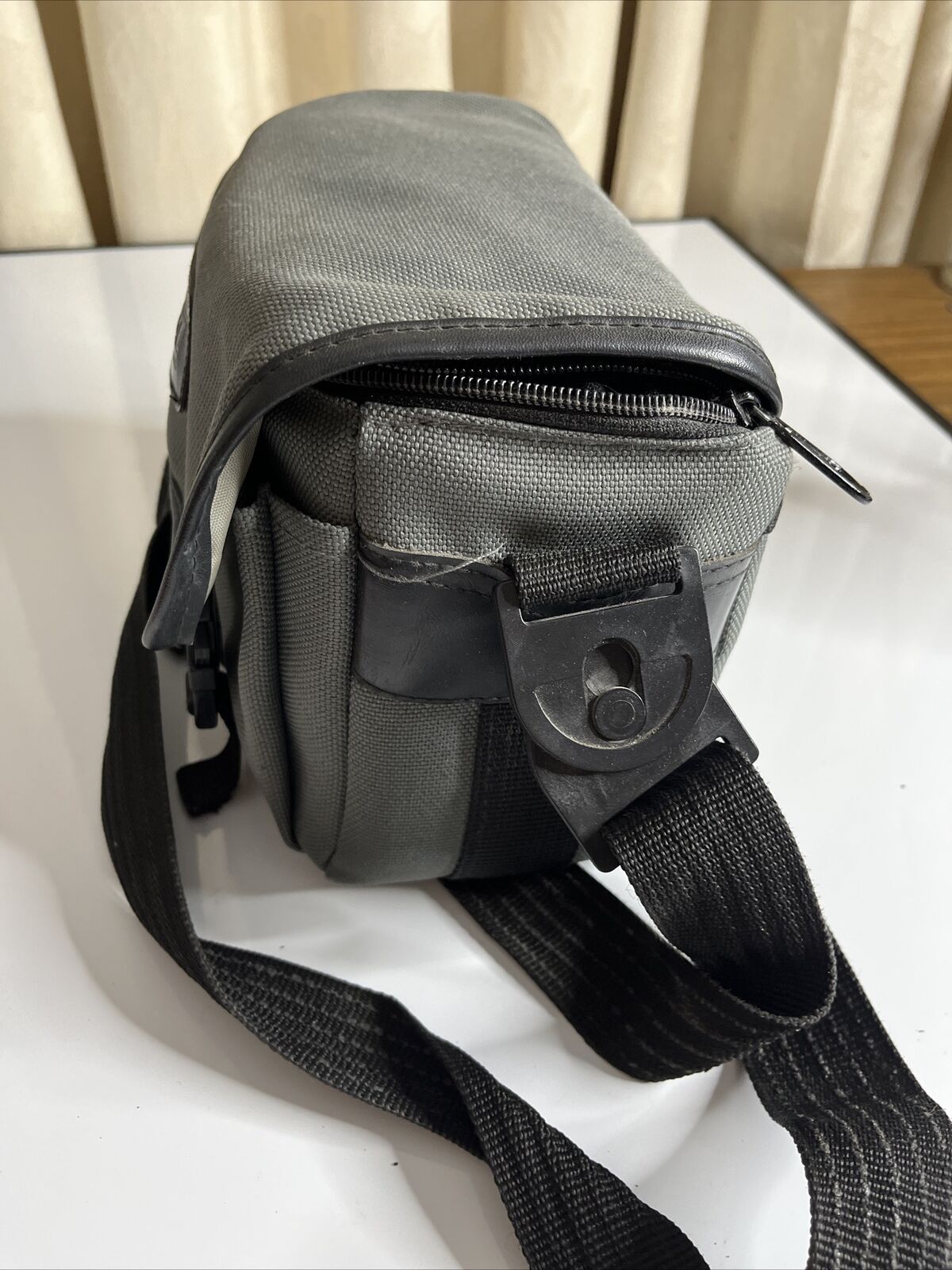 Focal Camera Shoulder Bag with Shoulder Strap 22 x 7 x 15 cm