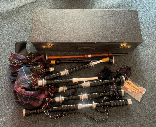 Adult sized Bagpipe Kit supplied with Hard Case, Practice Chanter & Reeds