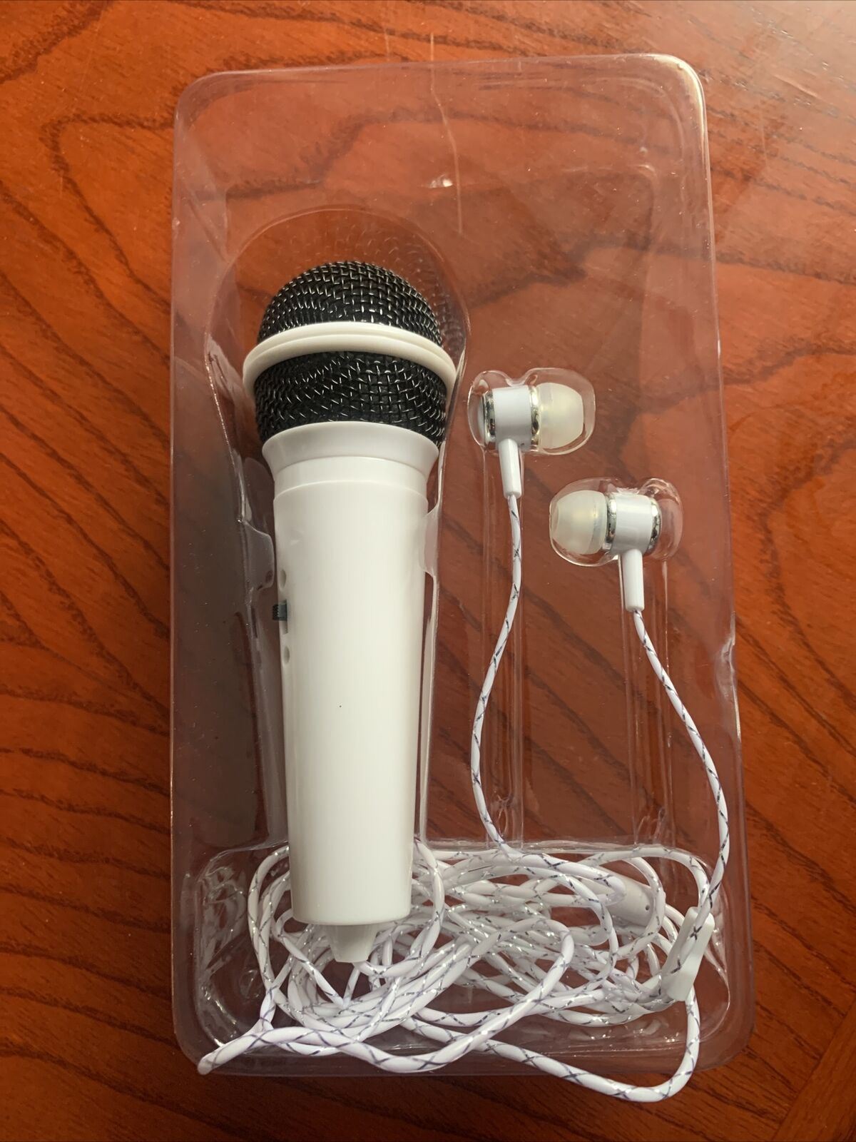 "Smartphone" Karaoke 2.0 Microphone and Earbuds.