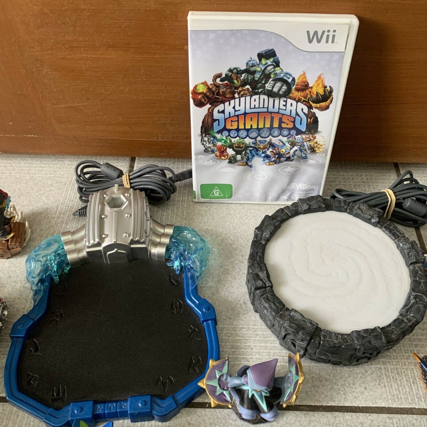 Skylanders Giants And 18 Figures for Nintendo Wii with SuperCharger &Portal Bulk