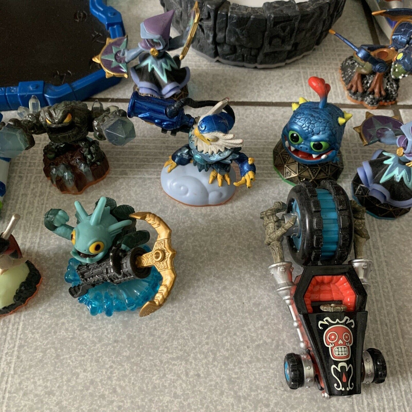 Skylanders Giants And 18 Figures for Nintendo Wii with SuperCharger &Portal Bulk