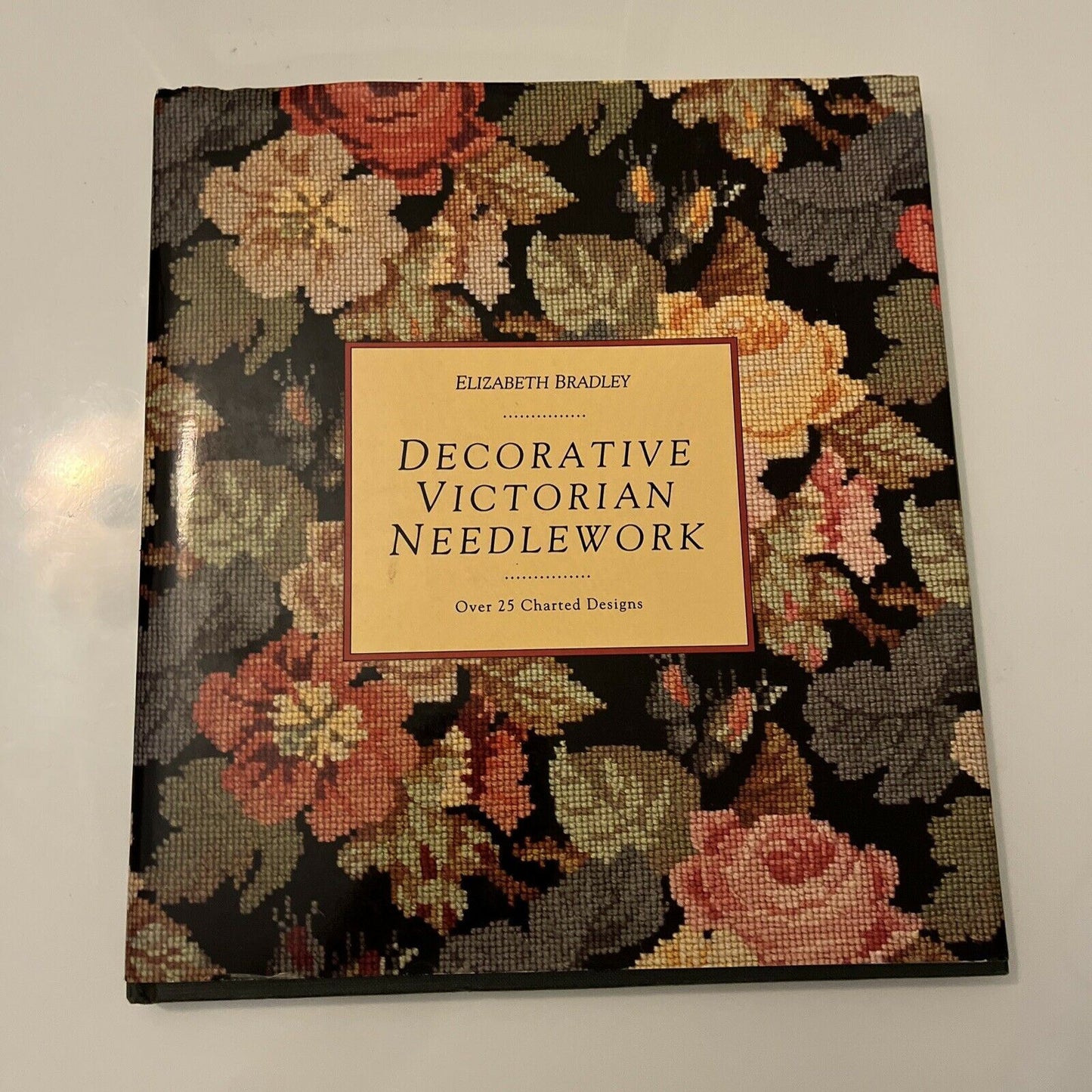 Decorative Victorian Needlework: Over 25 Charted Designs Elizabeth Bradley 1990