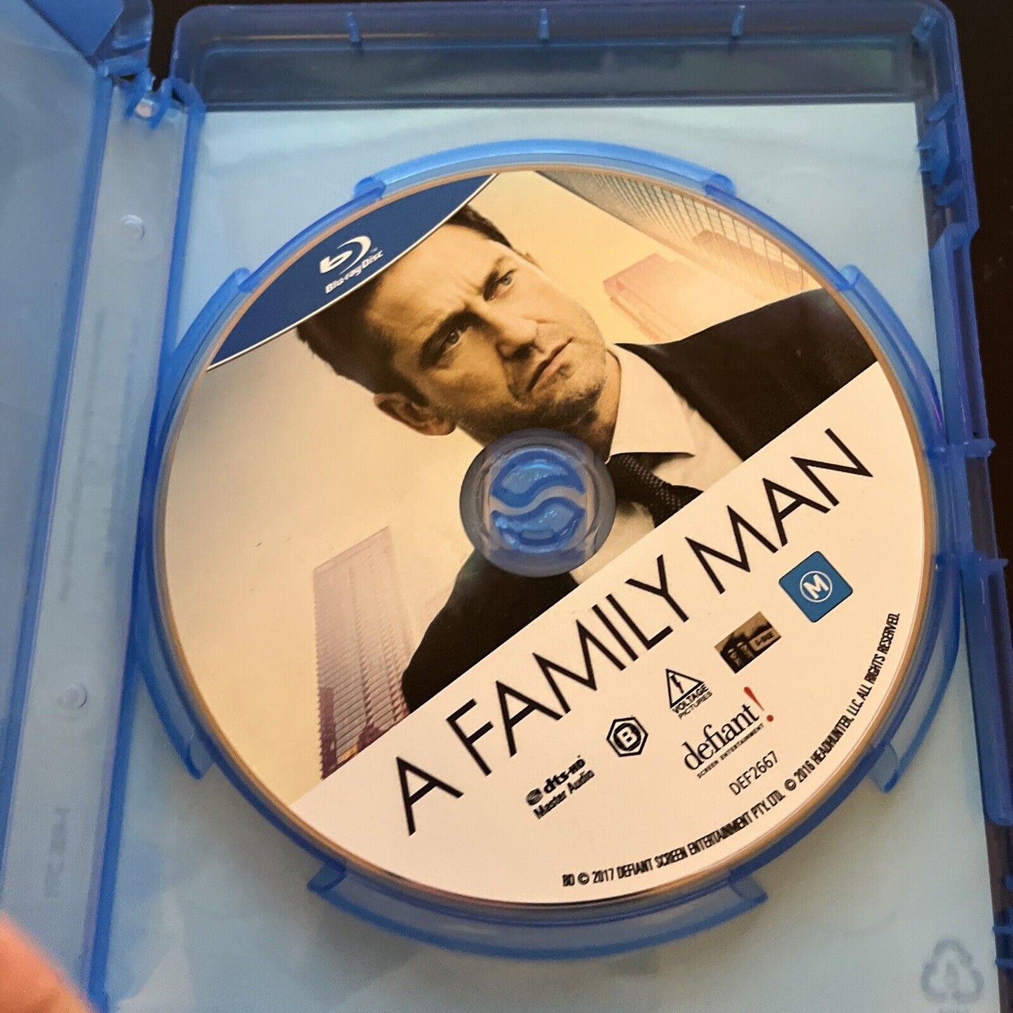 A Family Man (Blu-ray, 2016) Alison Brie, Willem Dafoe, Gerard Butler Region B