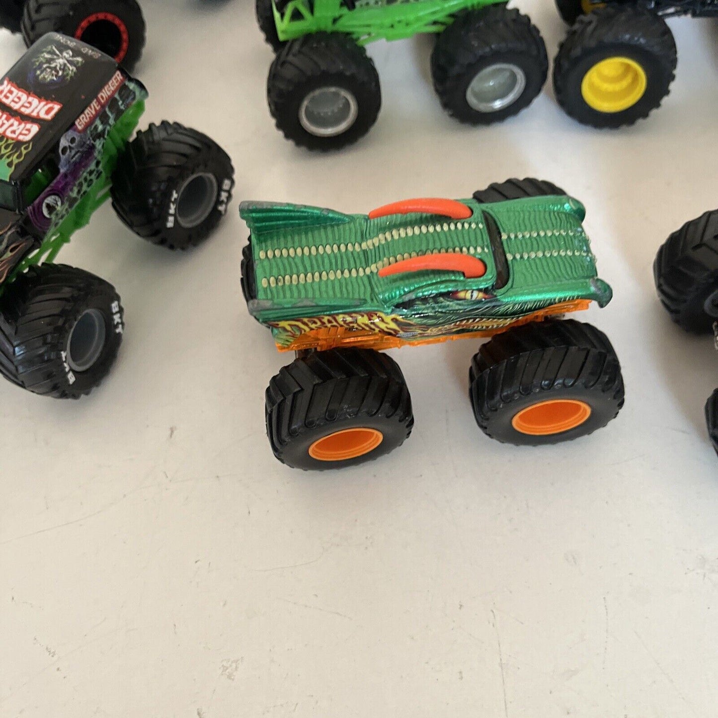 10x Hot Wheels Monster Truck: Grave Digger, Batman, Zombie, Rottweiler