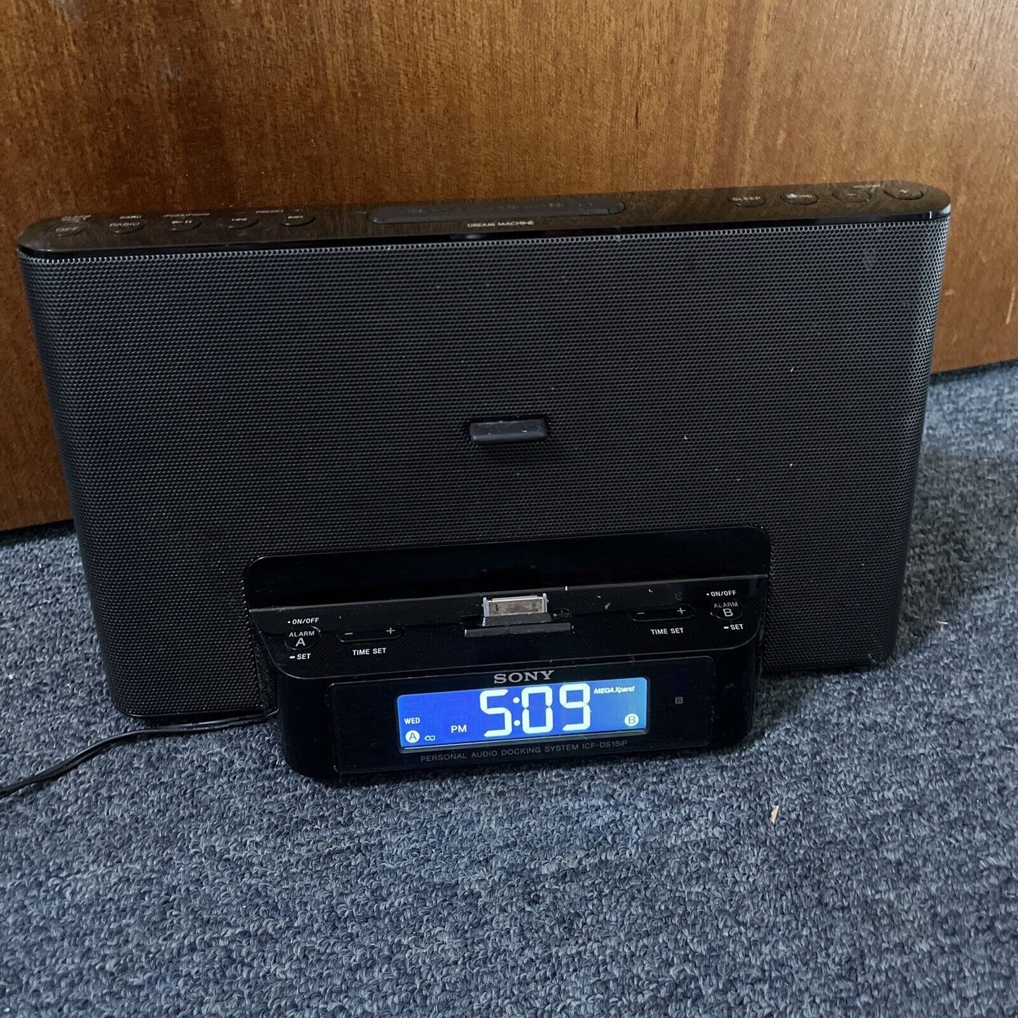 Sony Dream Machine Alarm Clock AM/FM Radio 30-Pin iPod Dock ICF-DS15ip