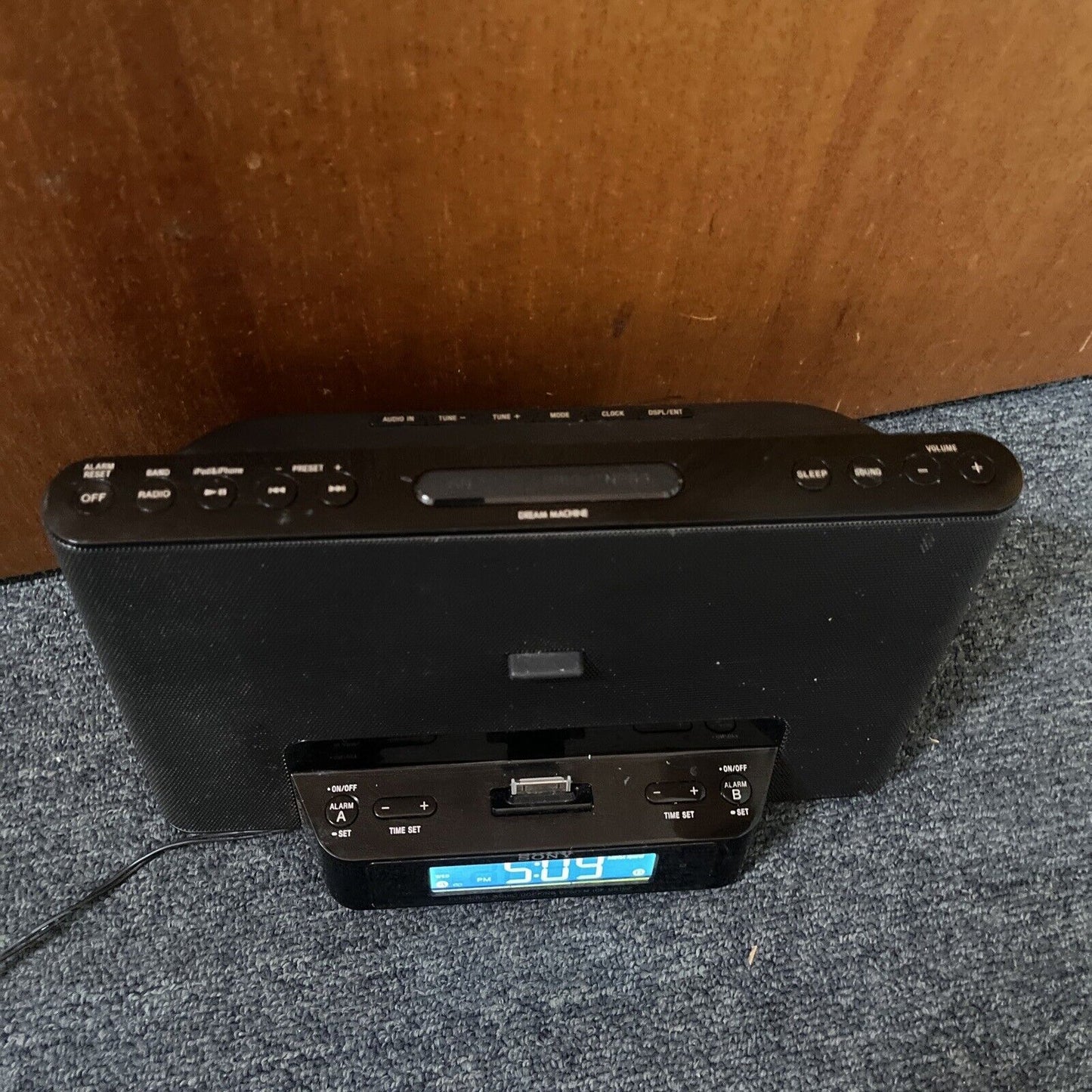 Sony Dream Machine Alarm Clock AM/FM Radio 30-Pin iPod Dock ICF-DS15ip