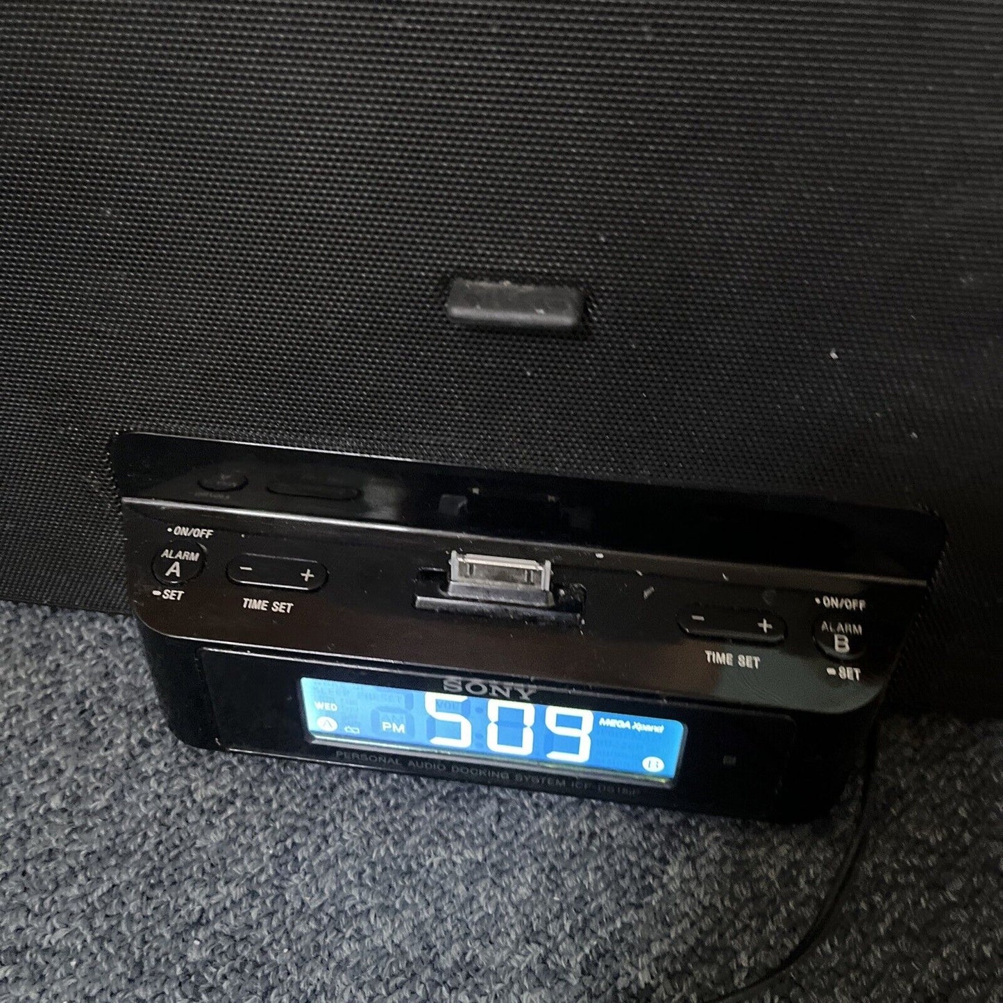 Sony Dream Machine Alarm Clock AM/FM Radio 30-Pin iPod Dock ICF-DS15ip
