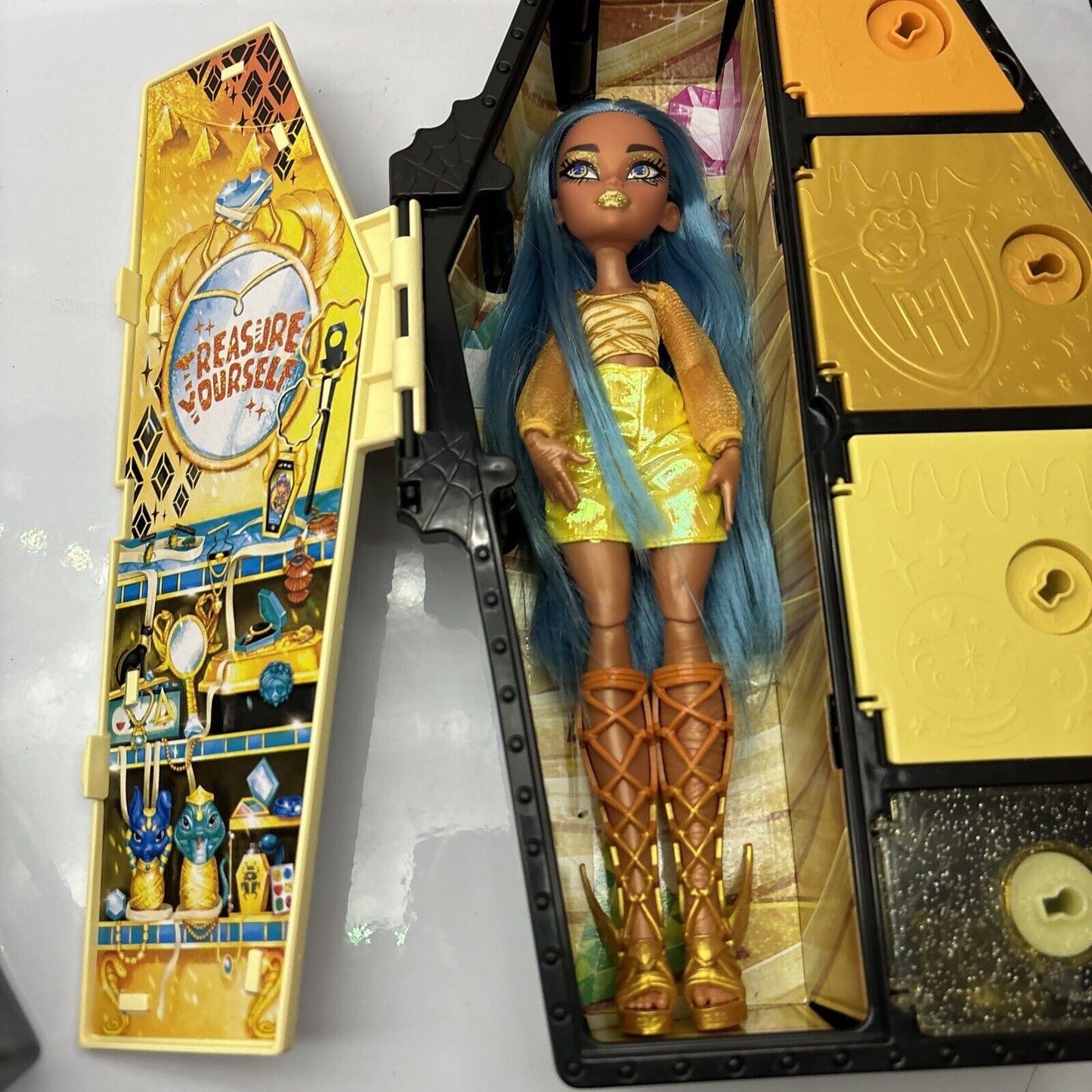2x Monster High Skulltimate Secret Fearidescent Cleo De Nile
