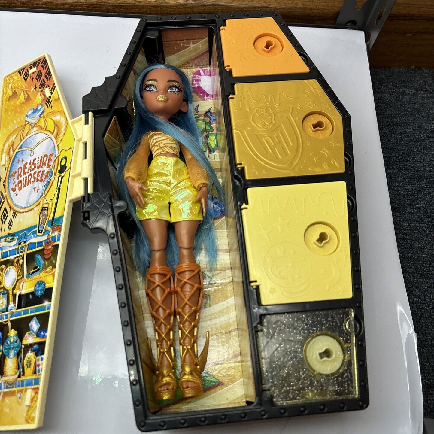 2x Monster High Skulltimate Secret Fearidescent Cleo De Nile