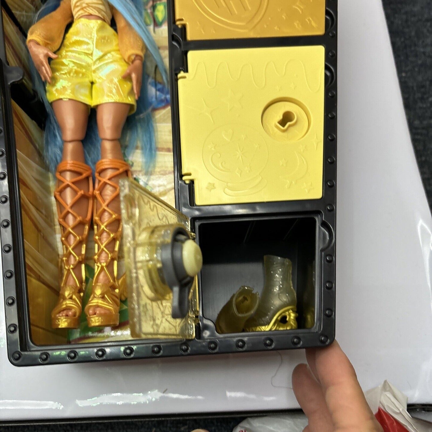 2x Monster High Skulltimate Secret Fearidescent Cleo De Nile