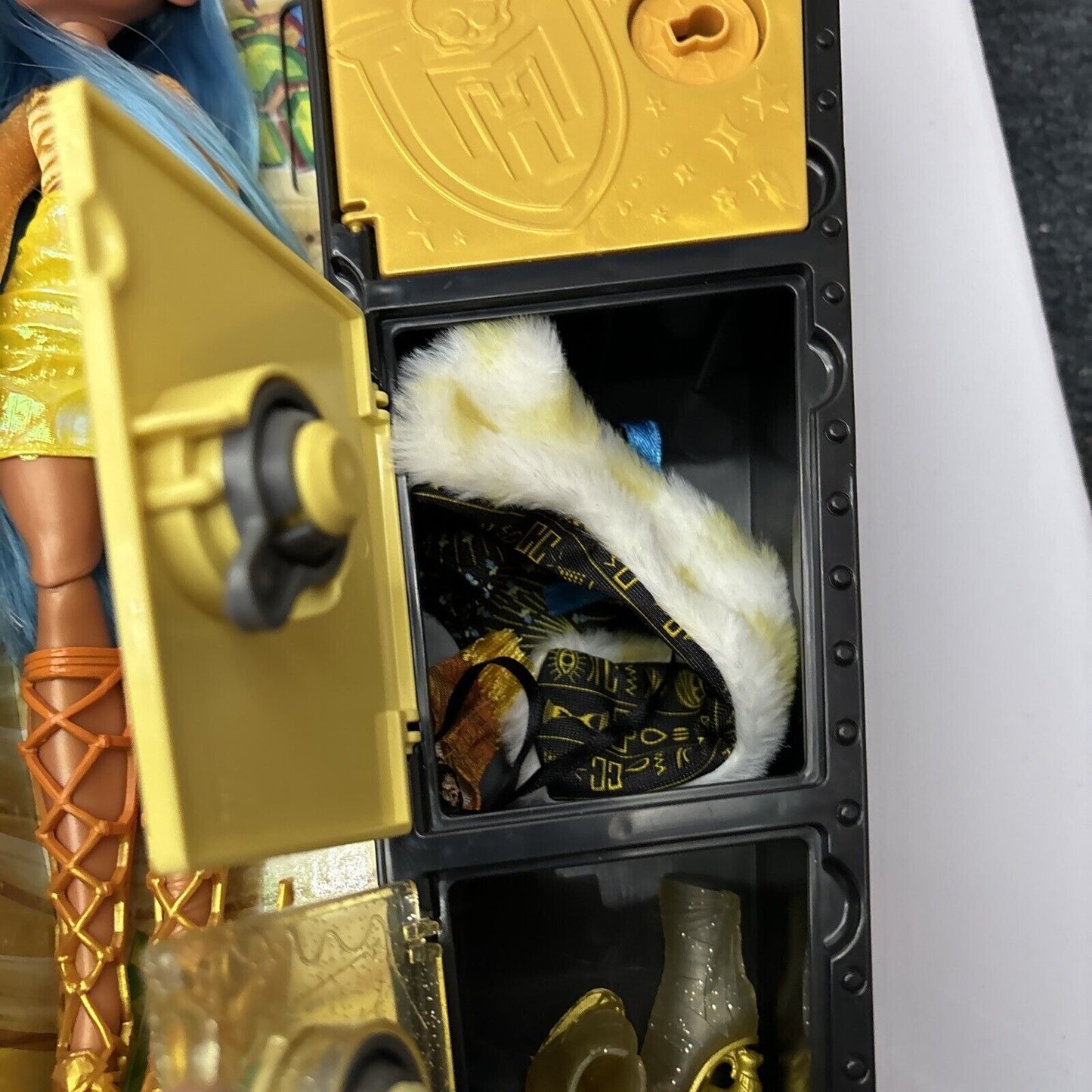 2x Monster High Skulltimate Secret Fearidescent Cleo De Nile