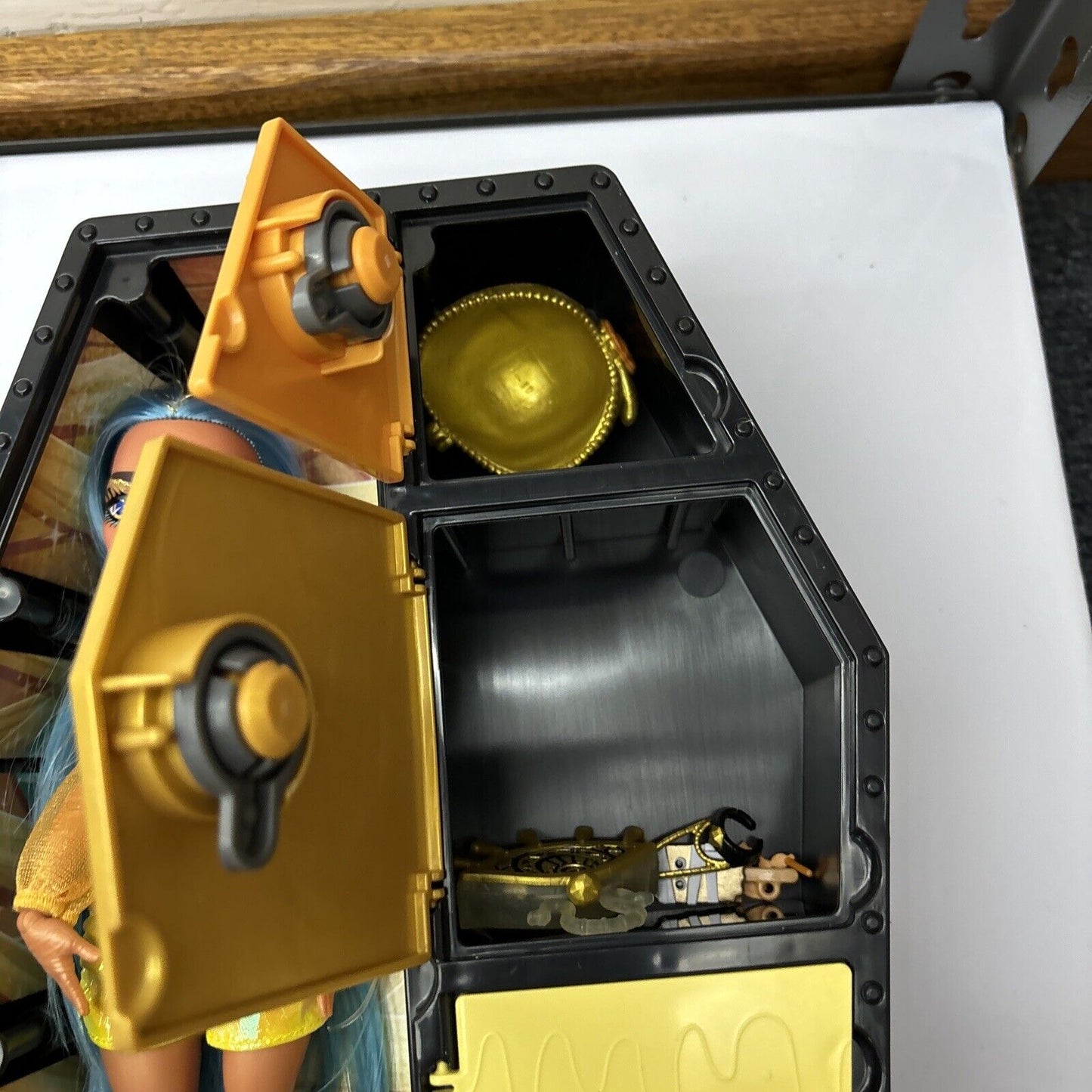 2x Monster High Skulltimate Secret Fearidescent Cleo De Nile