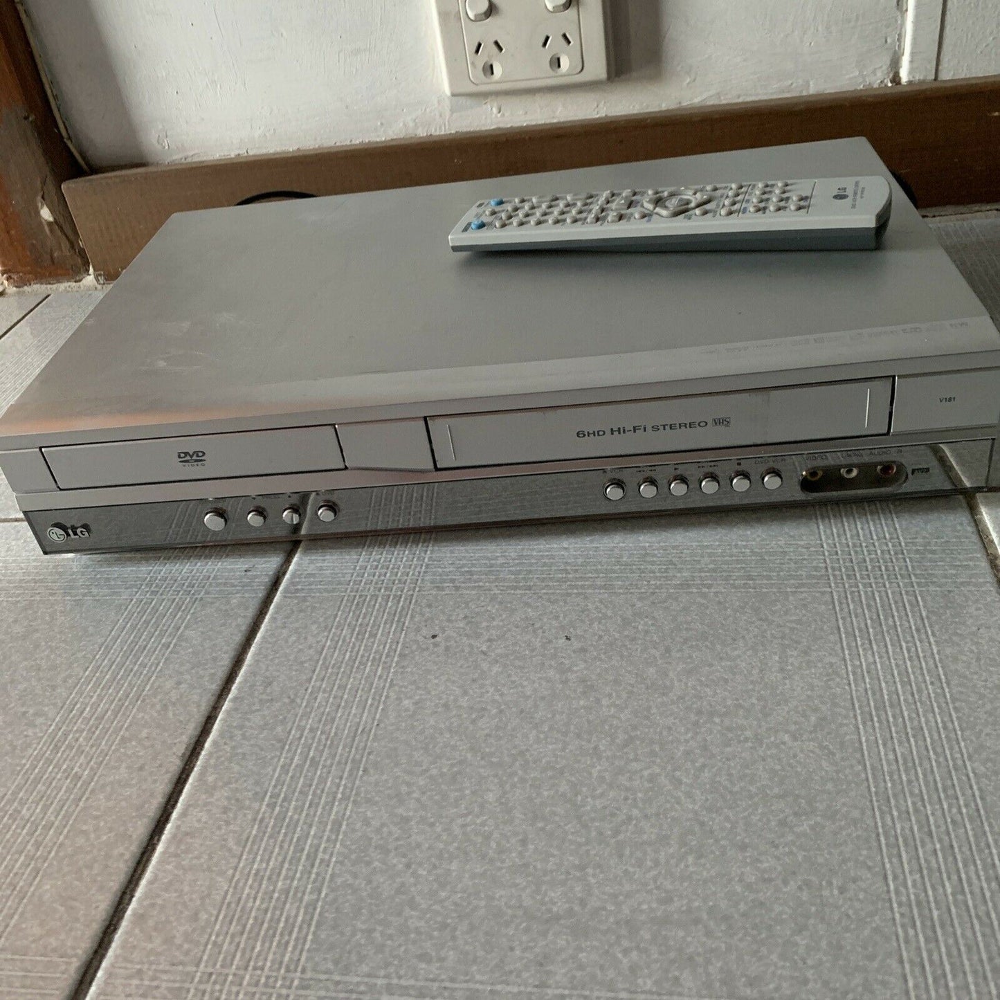 LG VCR DVD V181 Combo Player With Remote *VHS Not Working -Parts Or Repair Only*