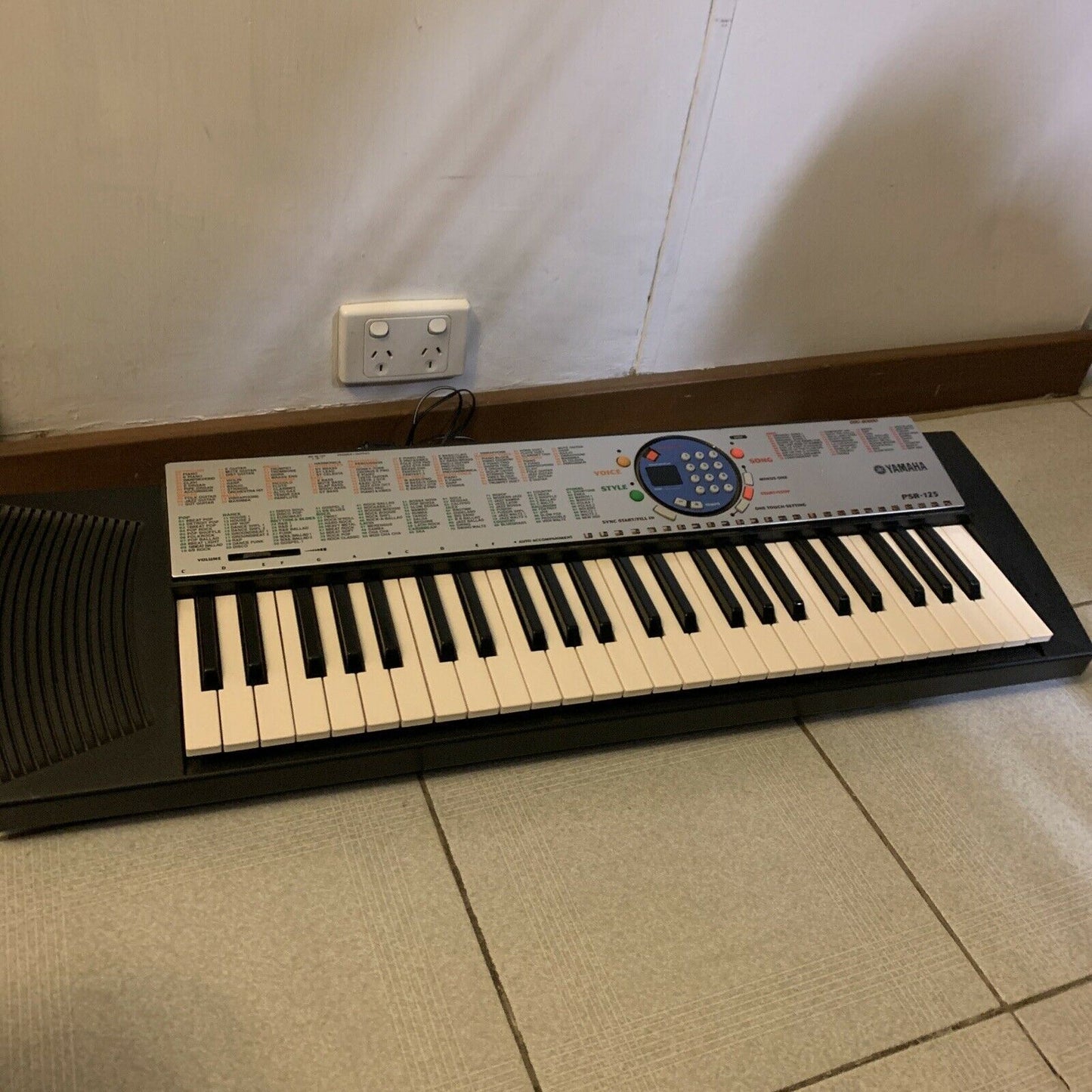 YAMAHA PSR-125 Electronic Music Keyboard Piano With Adapter