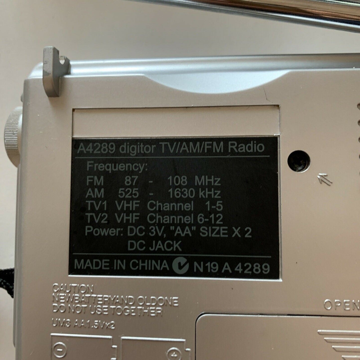 Digitor A4289 Portable AM/FM/TV1/TV2(12Ch) Radio Receiver