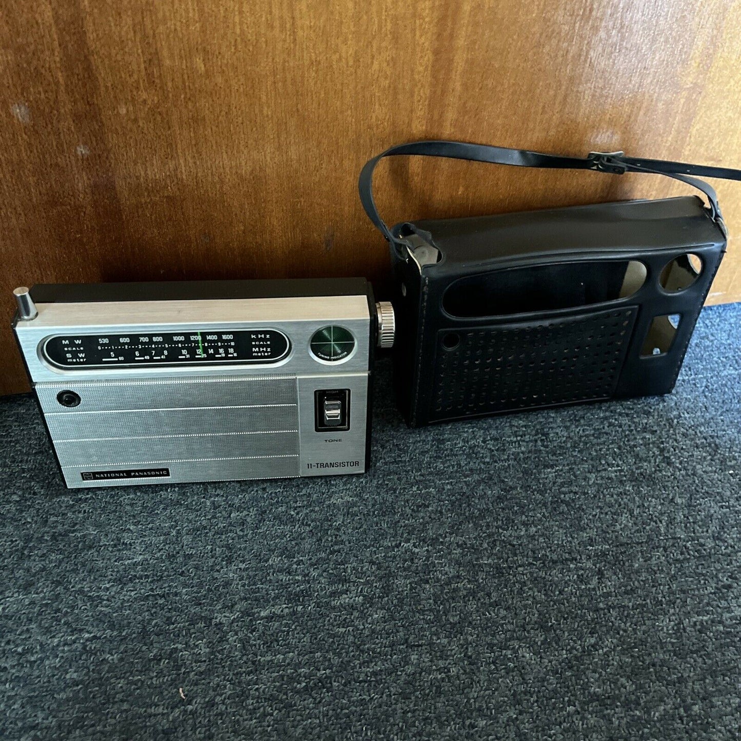 National Panasonic R-238R 2-Band 11-Transistor MW/SW Radio With Case