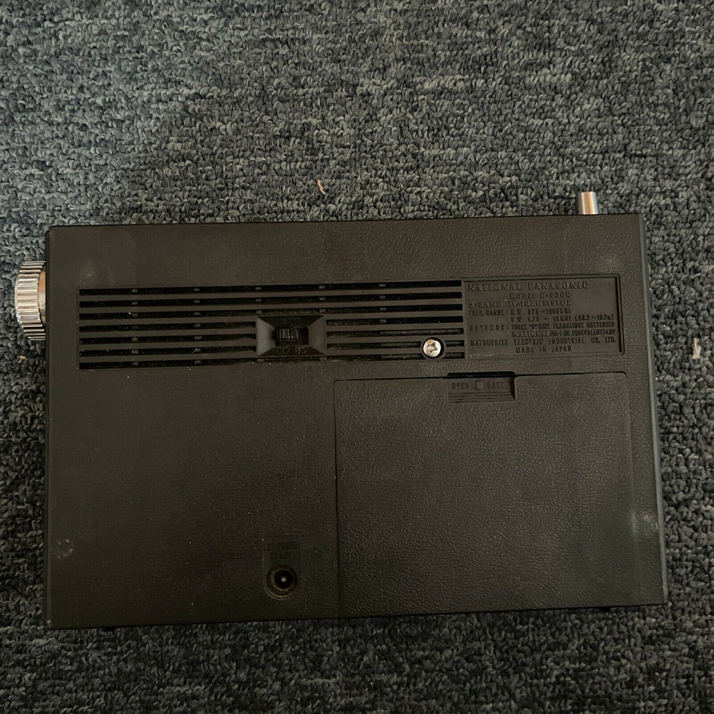 National Panasonic R-238R 2-Band 11-Transistor MW/SW Radio With Case