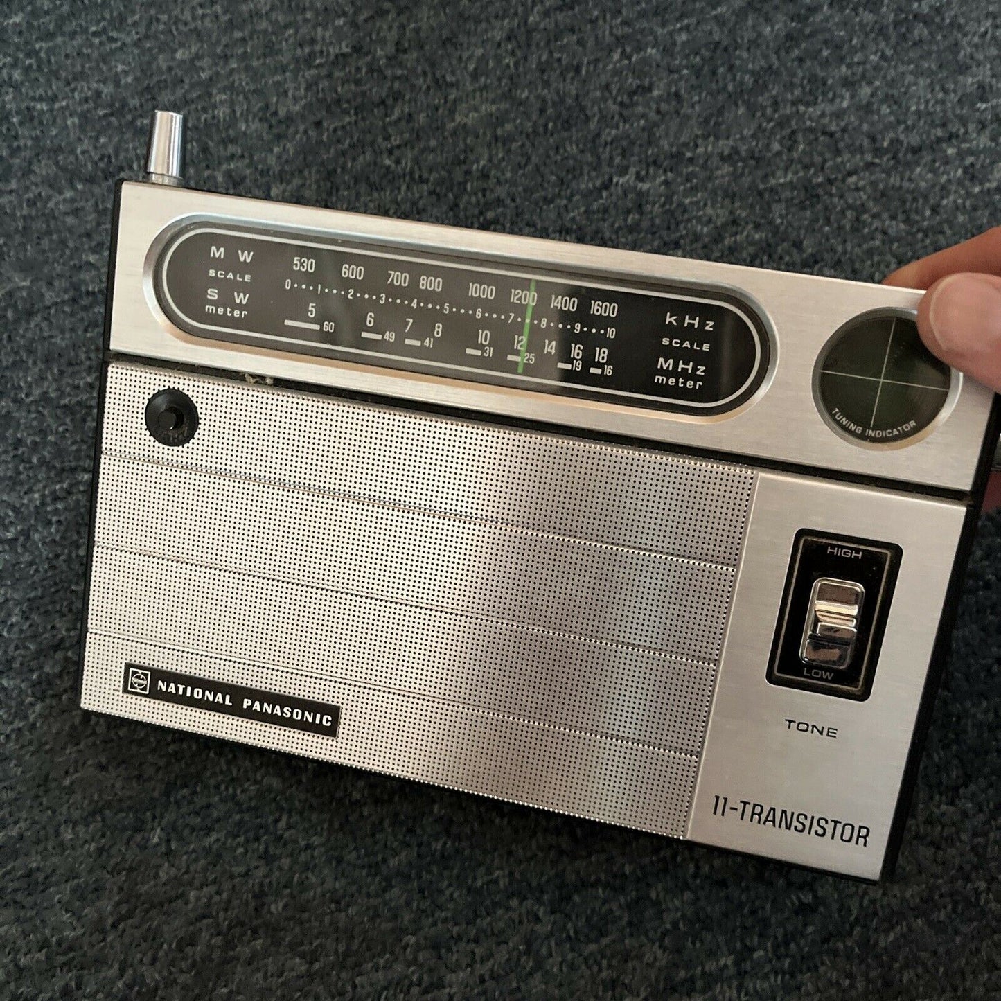 National Panasonic R-238R 2-Band 11-Transistor MW/SW Radio With Case