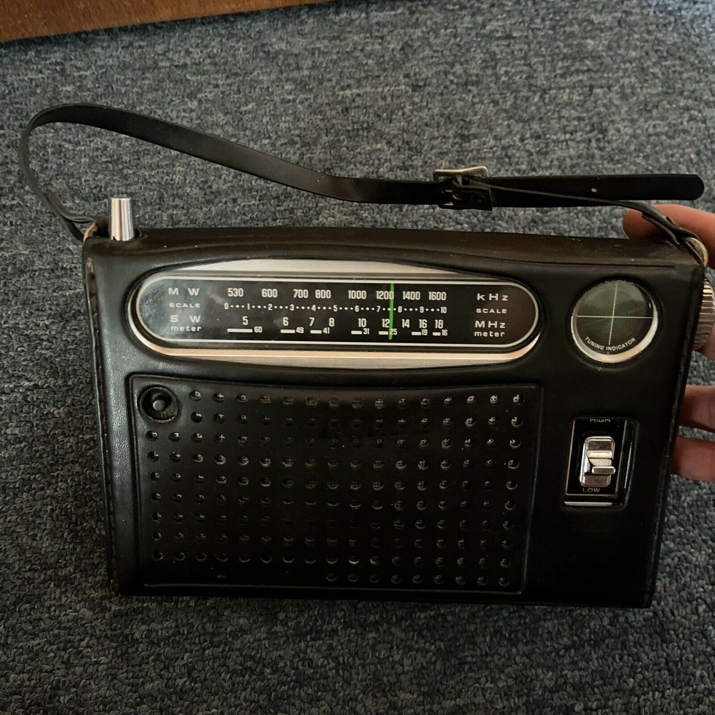 National Panasonic R-238R 2-Band 11-Transistor MW/SW Radio With Case