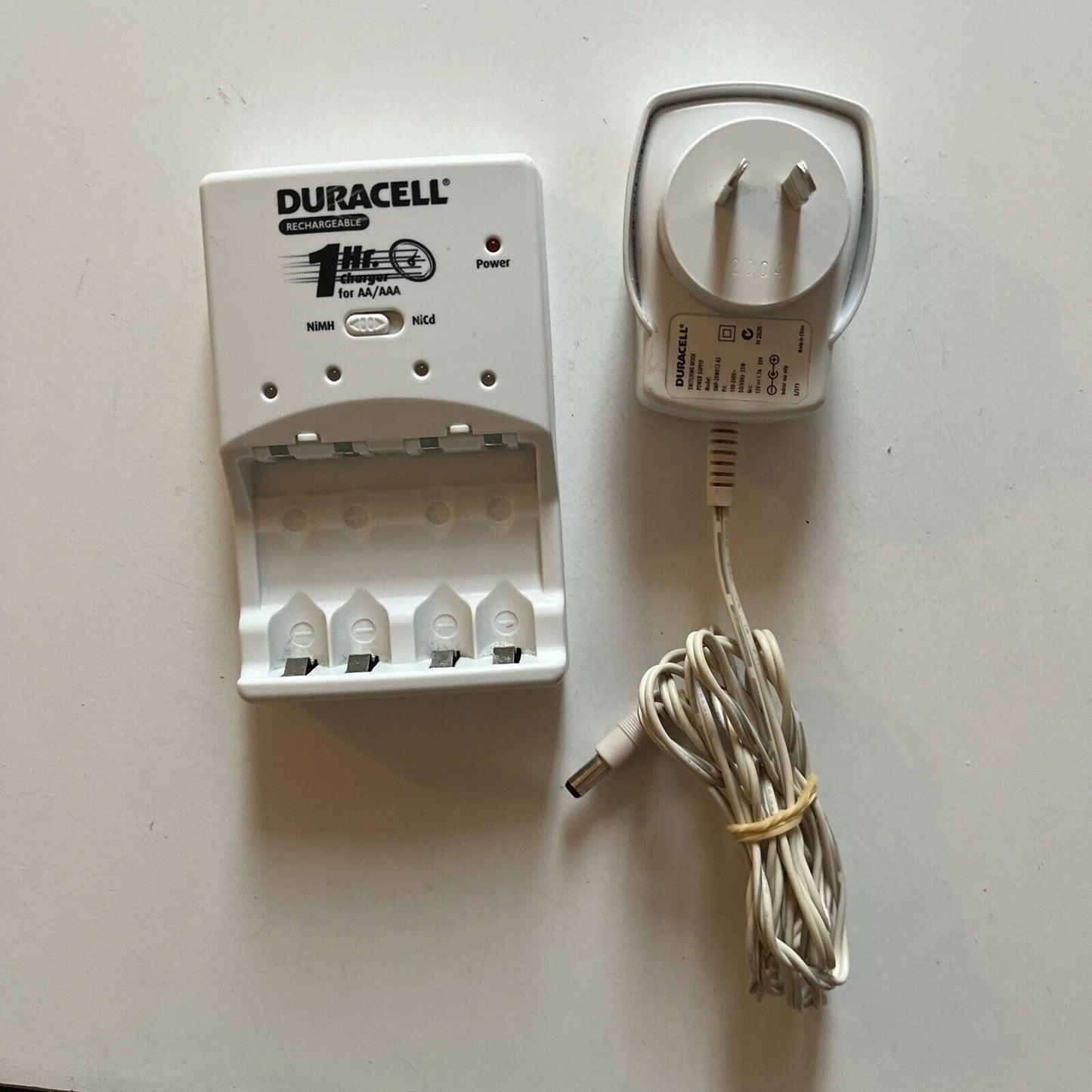 Duracell CEF80AU Battery Charger For NiMH NiCd AAA AA Batteries