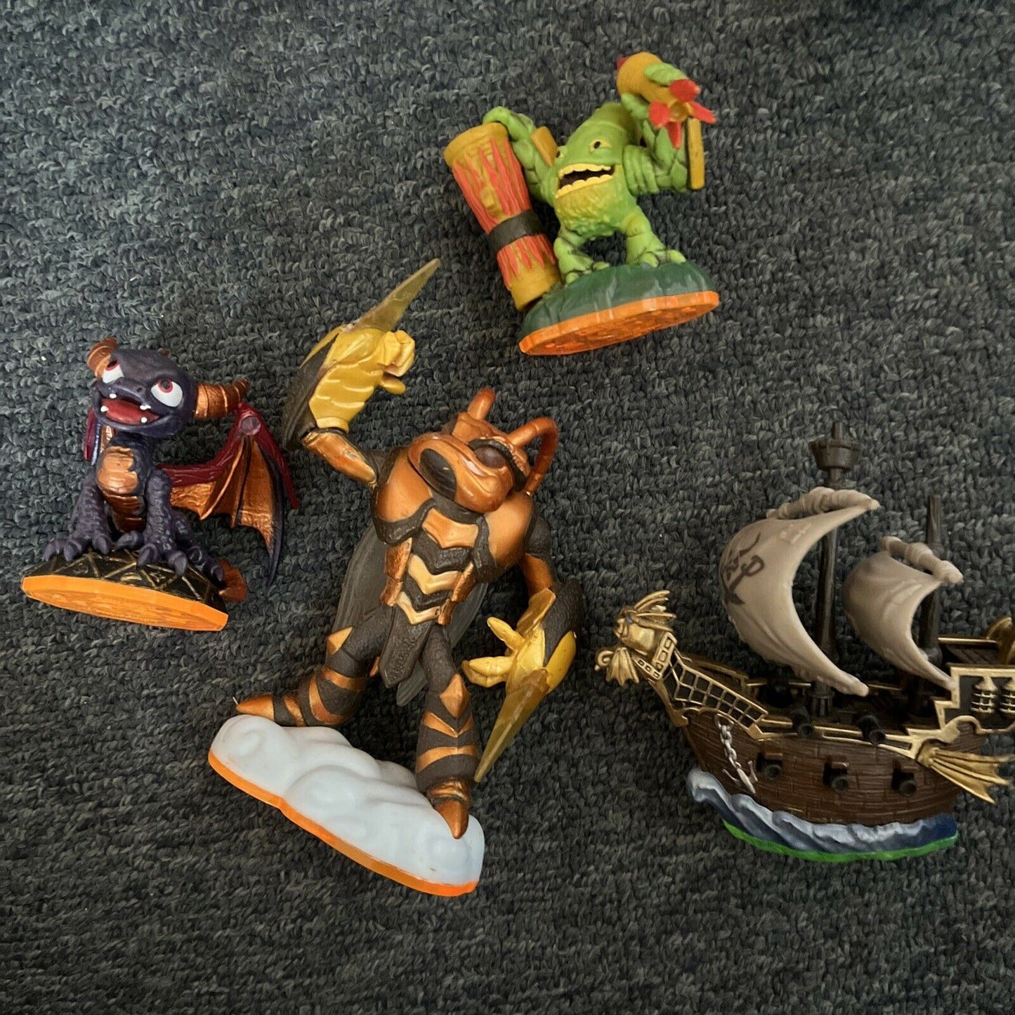 39 Skylanders Figures With Carrying Bag