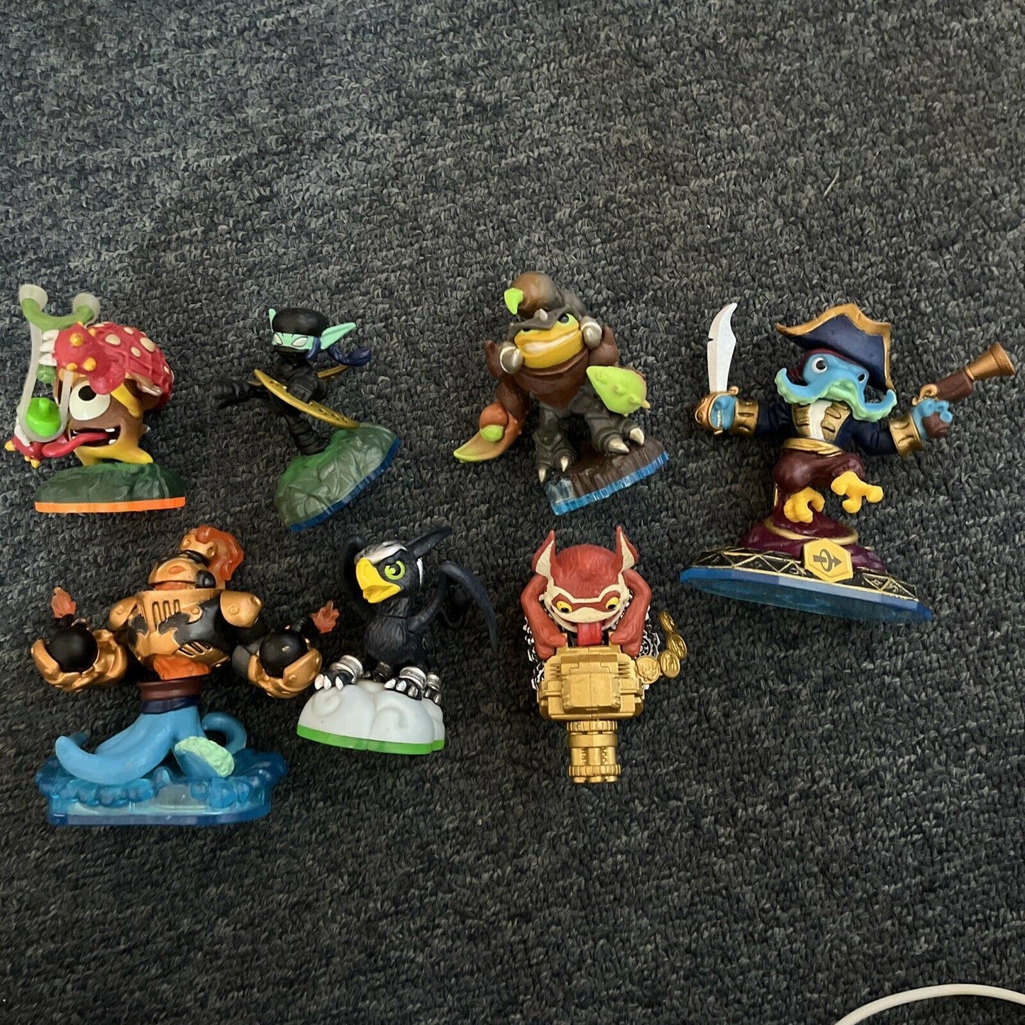 39 Skylanders Figures With Carrying Bag