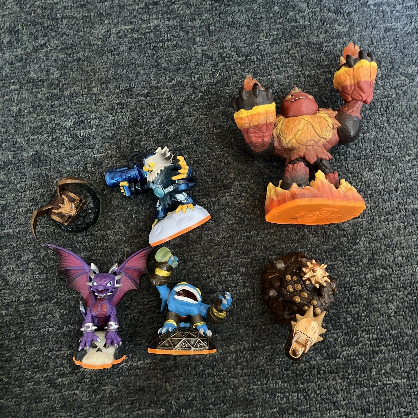 39 Skylanders Figures With Carrying Bag