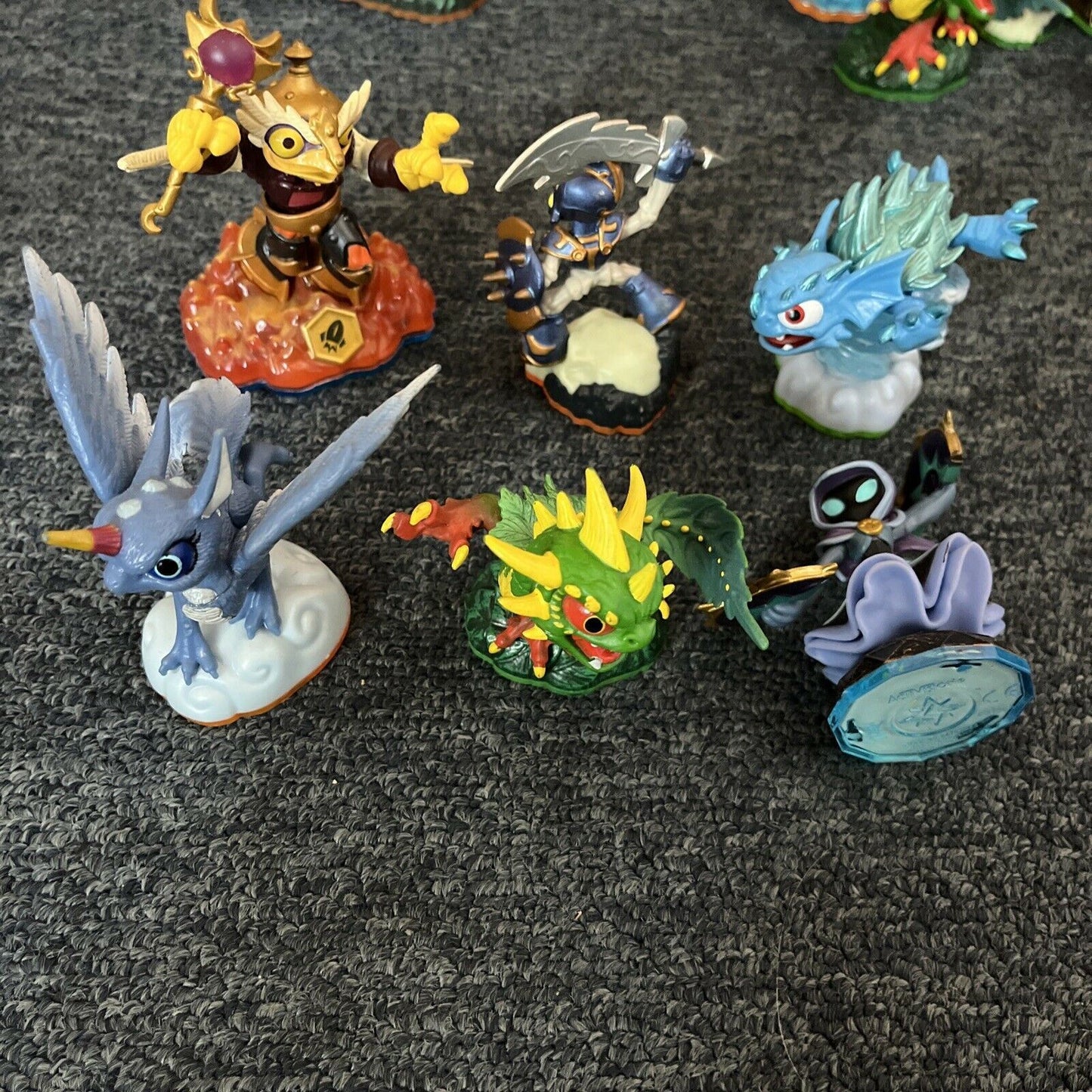 39 Skylanders Figures With Carrying Bag