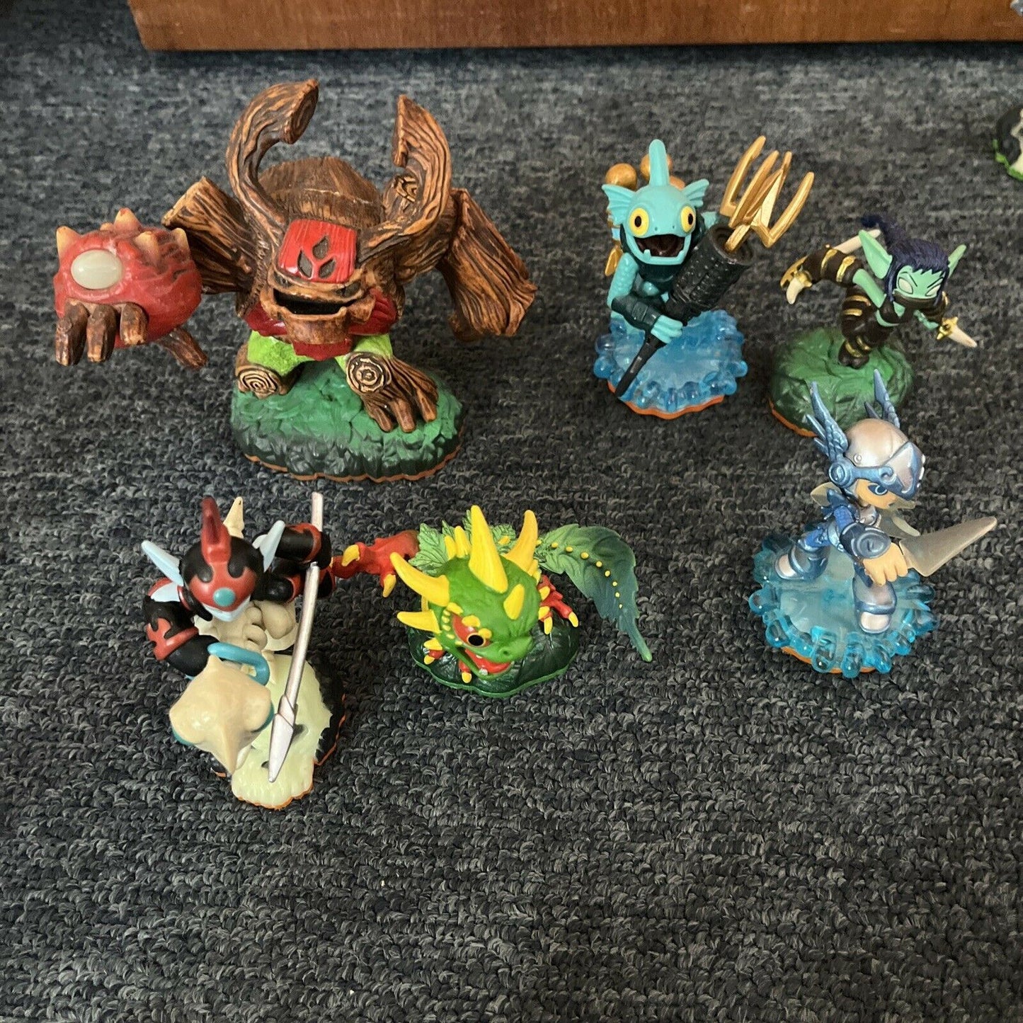 39 Skylanders Figures With Carrying Bag