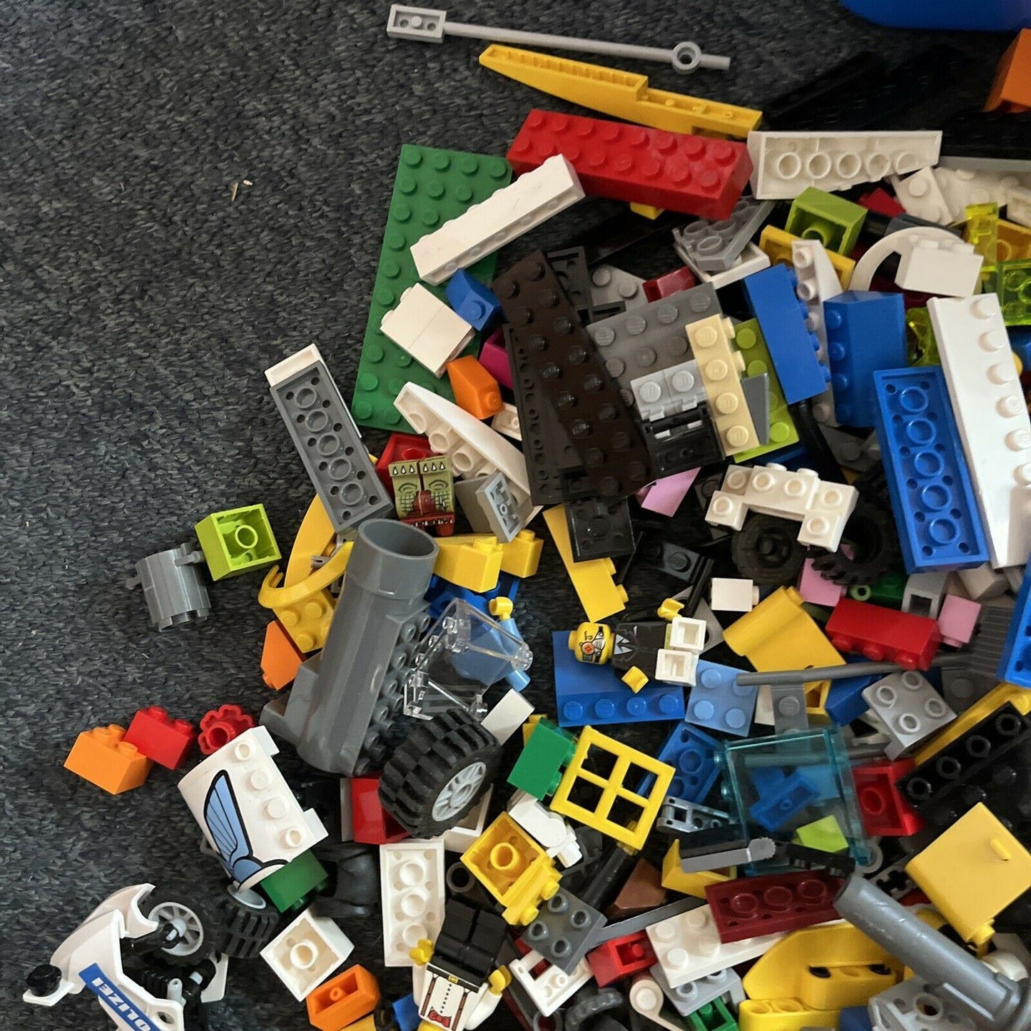 Lego Approx 2.5kg Assorted Bulk Lot With Lego Storage Box City Wheels Parts