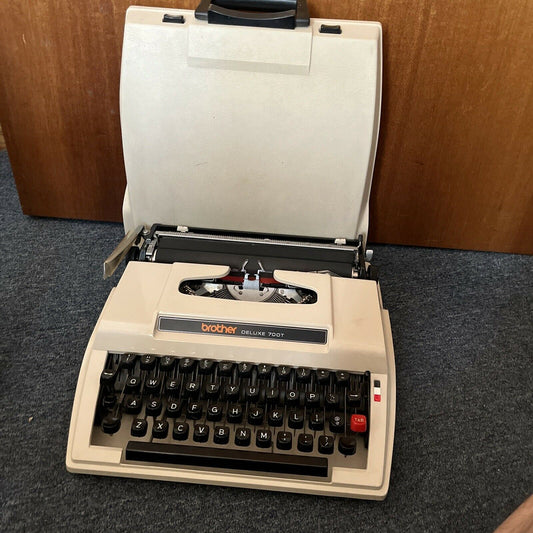 Brother Deluxe 700T Portable Typewriter with Case - Vintage Made In Japan