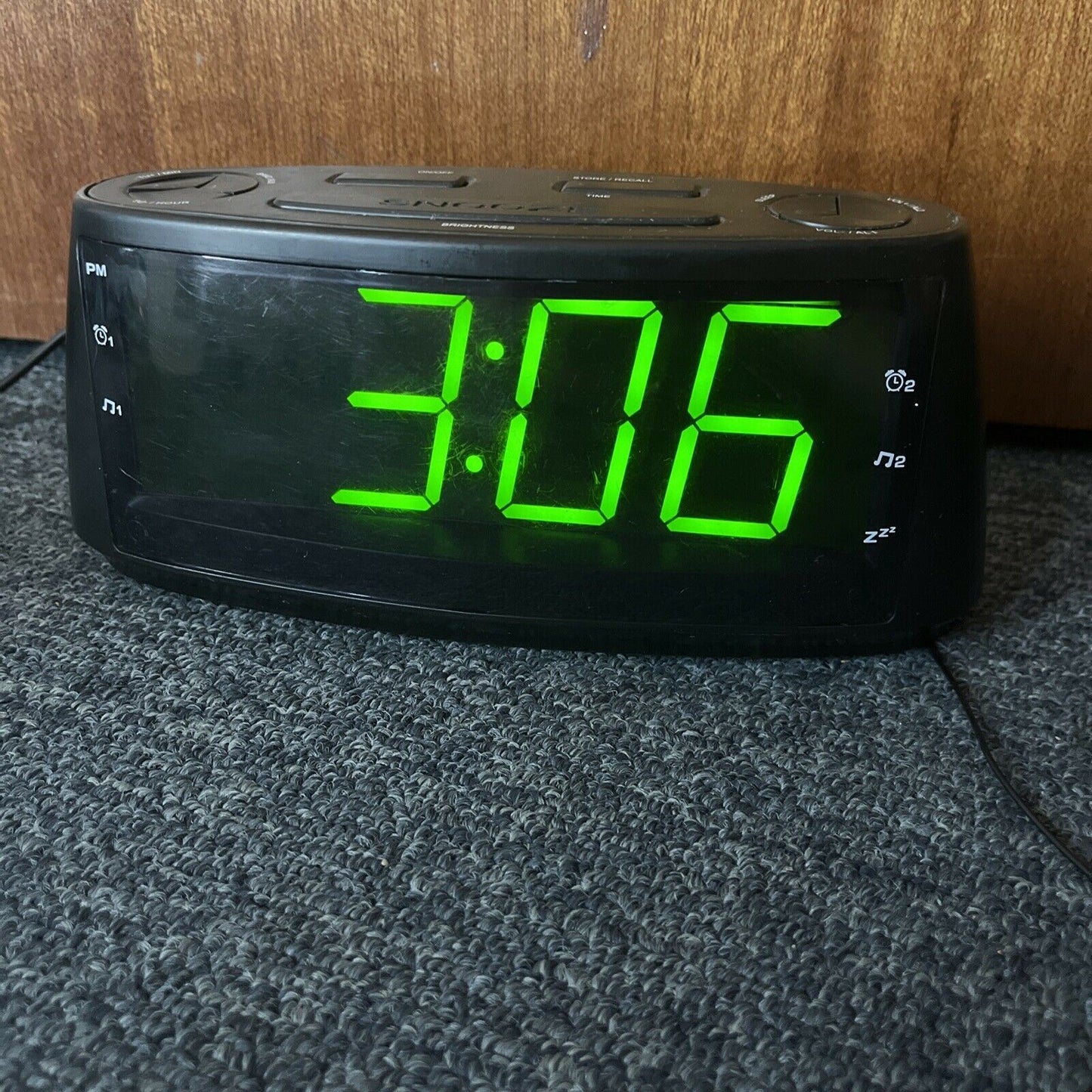 GVA Large LED Clock Alarm Radio FM/AM Radio GVA831L