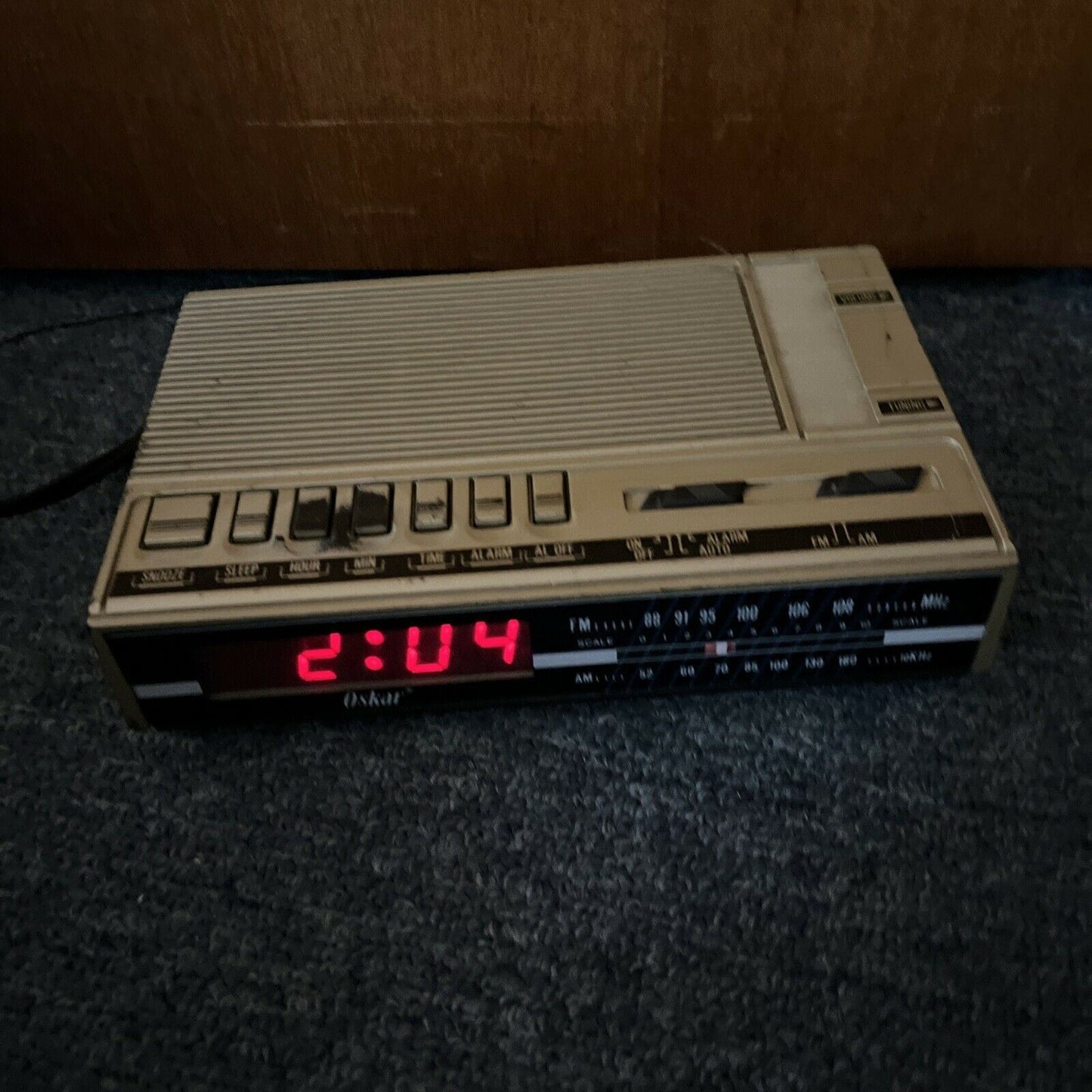 Vintage 80's retro OSKAR Radio Clock Alarm  AM FM working with snooze