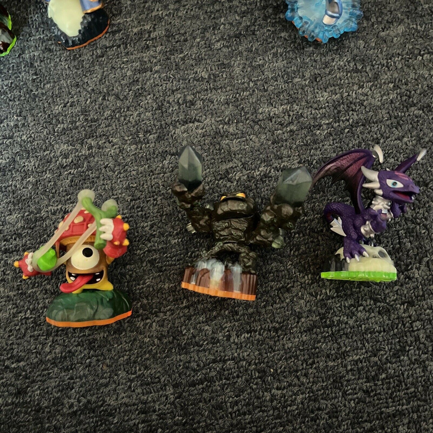 22x Skylanders Figurines With Skylanders Carrying Bag