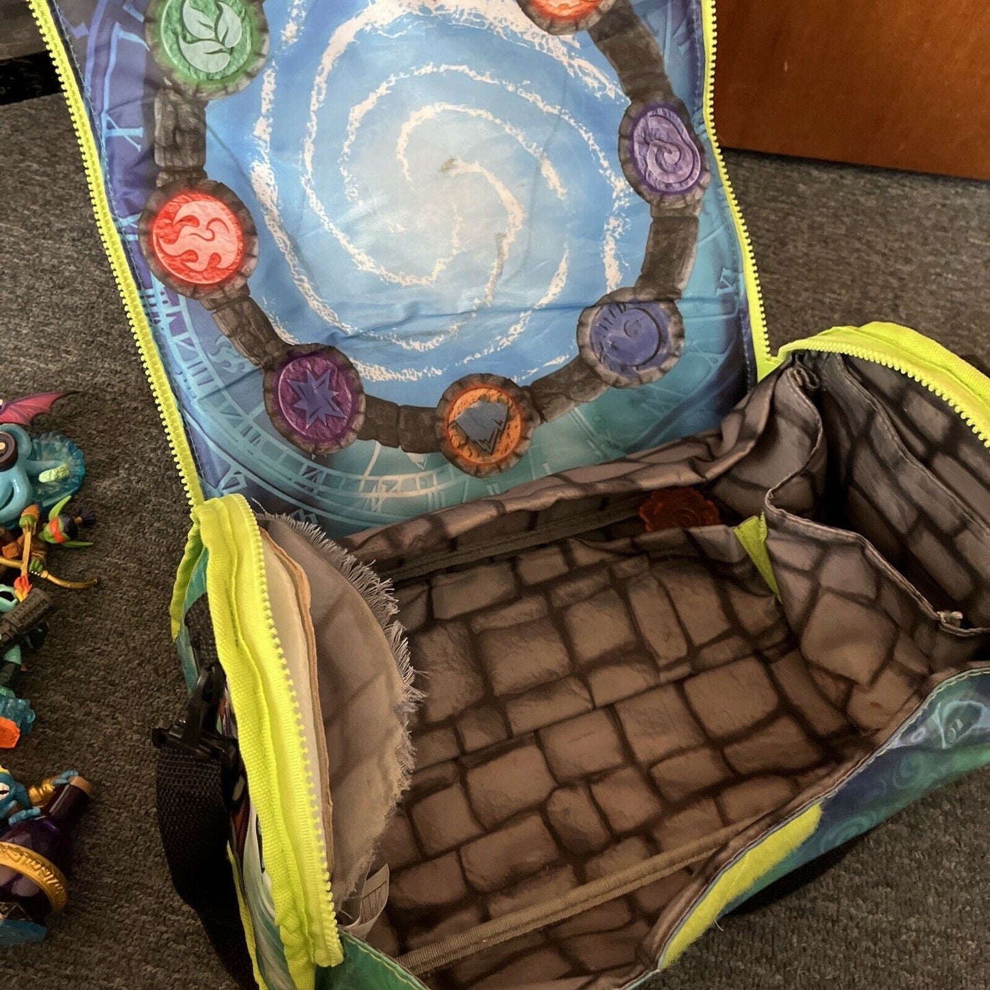 22x Skylanders Figurines With Skylanders Carrying Bag