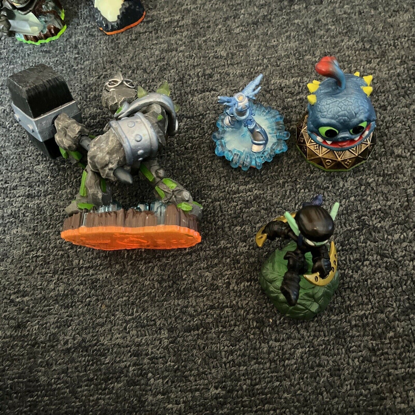 22x Skylanders Figurines With Skylanders Carrying Bag