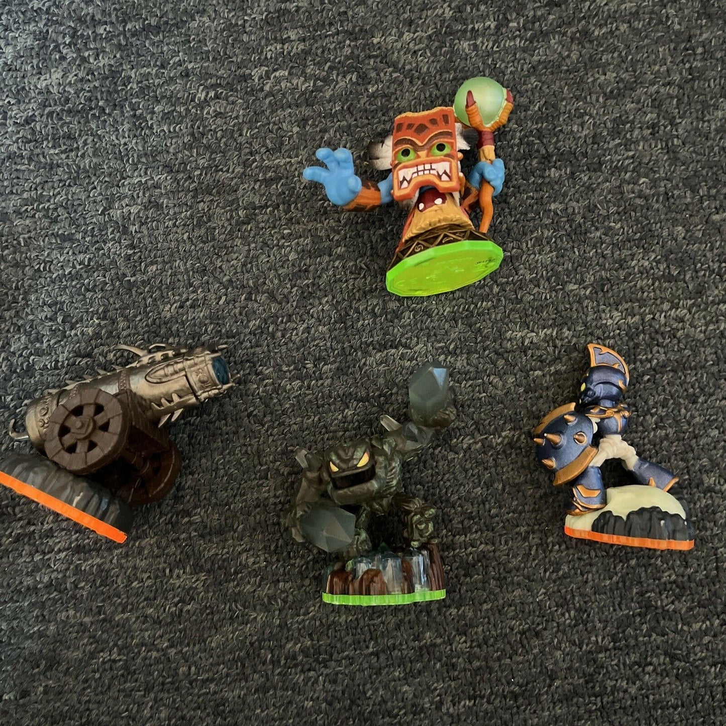22x Skylanders Figurines With Skylanders Carrying Bag