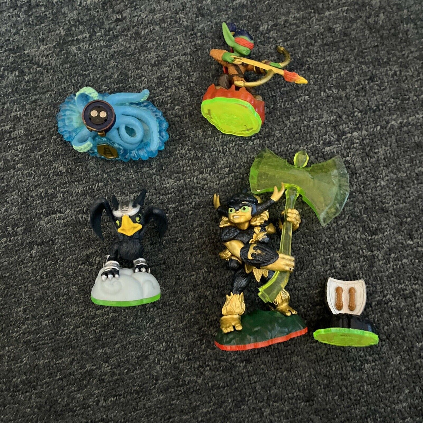 22x Skylanders Figurines With Skylanders Carrying Bag