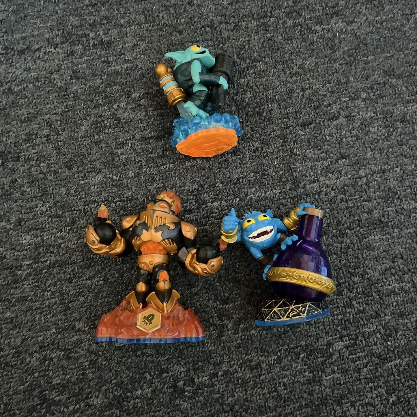 22x Skylanders Figurines With Skylanders Carrying Bag