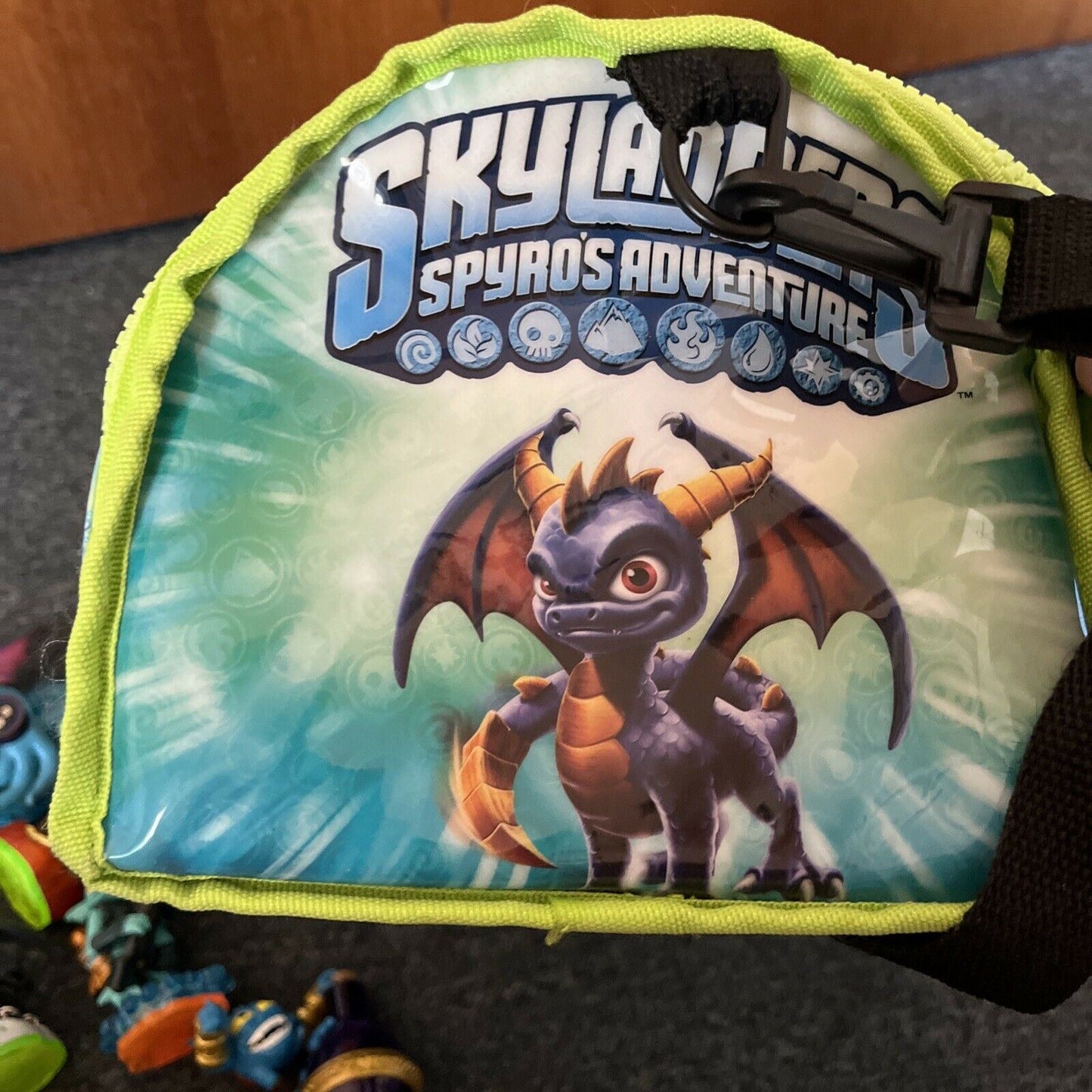 22x Skylanders Figurines With Skylanders Carrying Bag